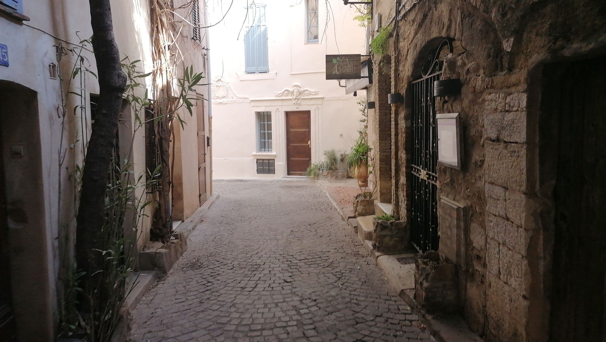 Street view near Maisonnette Médiévale by iCasamia, Antibes — © feriret (CC BY-SA · Mapillary)