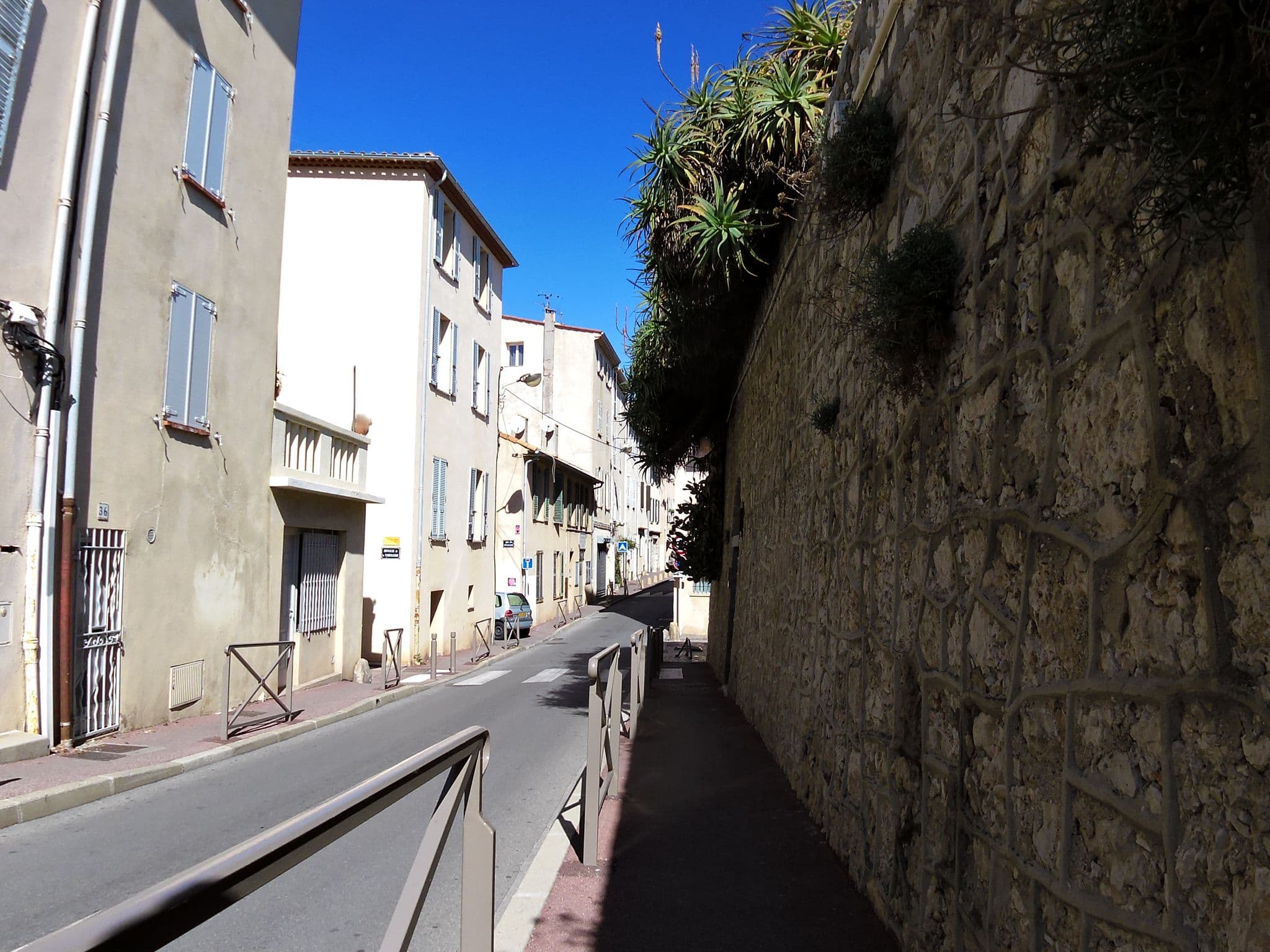 Street view near Appartement la Tourraque côté mer, Antibes — © dcp (CC BY-SA · Mapillary)