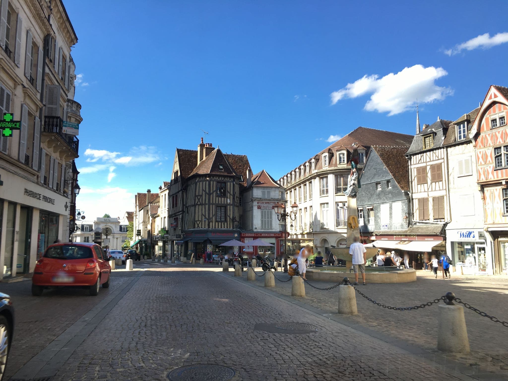 Street view near Le Commerce, Auxerre — © cquest (CC BY-SA · Mapillary)