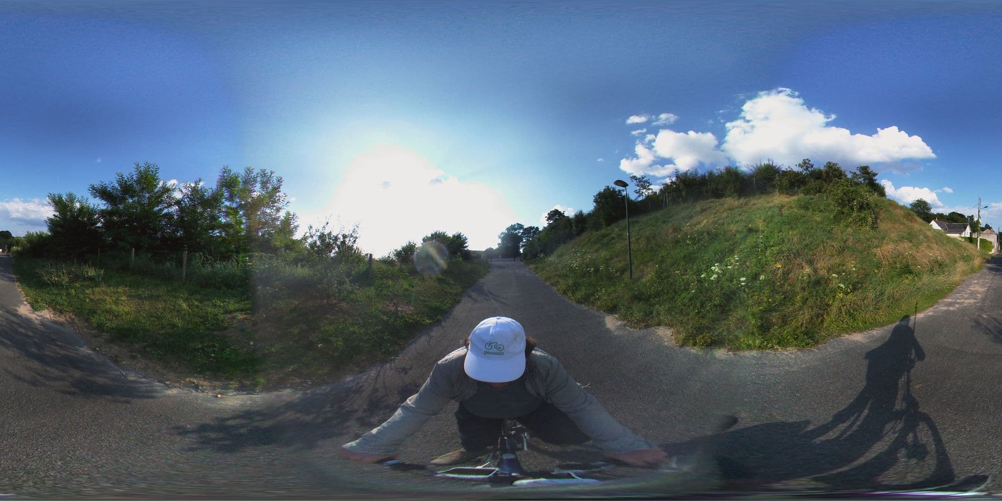 Street view near Au Petit Troglo, Amboise — © geovelo (CC BY-SA · Mapillary)