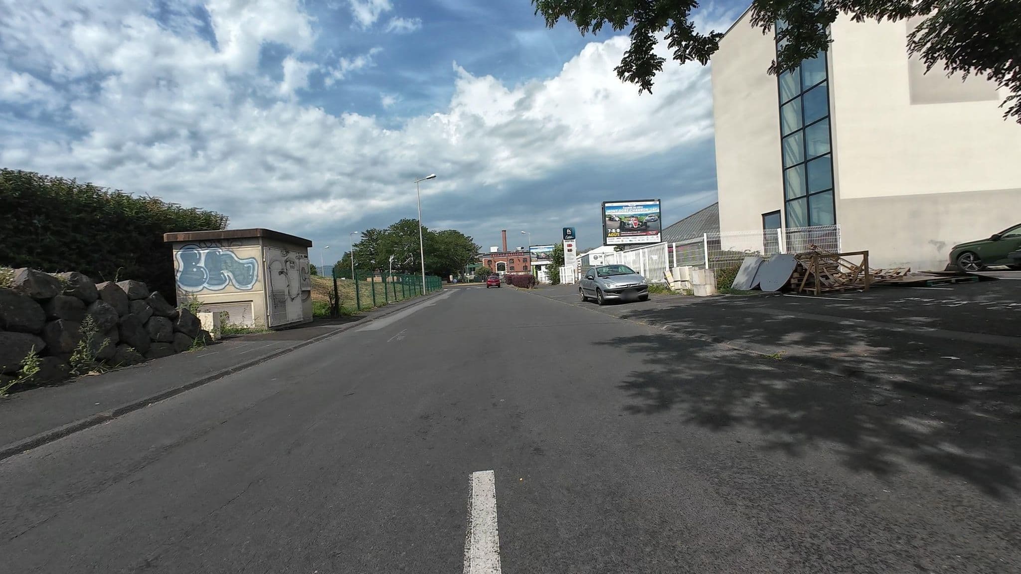 Street view near The Originals City Hôtel, Pérignat-lès-Sarliève — © user-3965077544 (CC BY-SA · Mapillary)