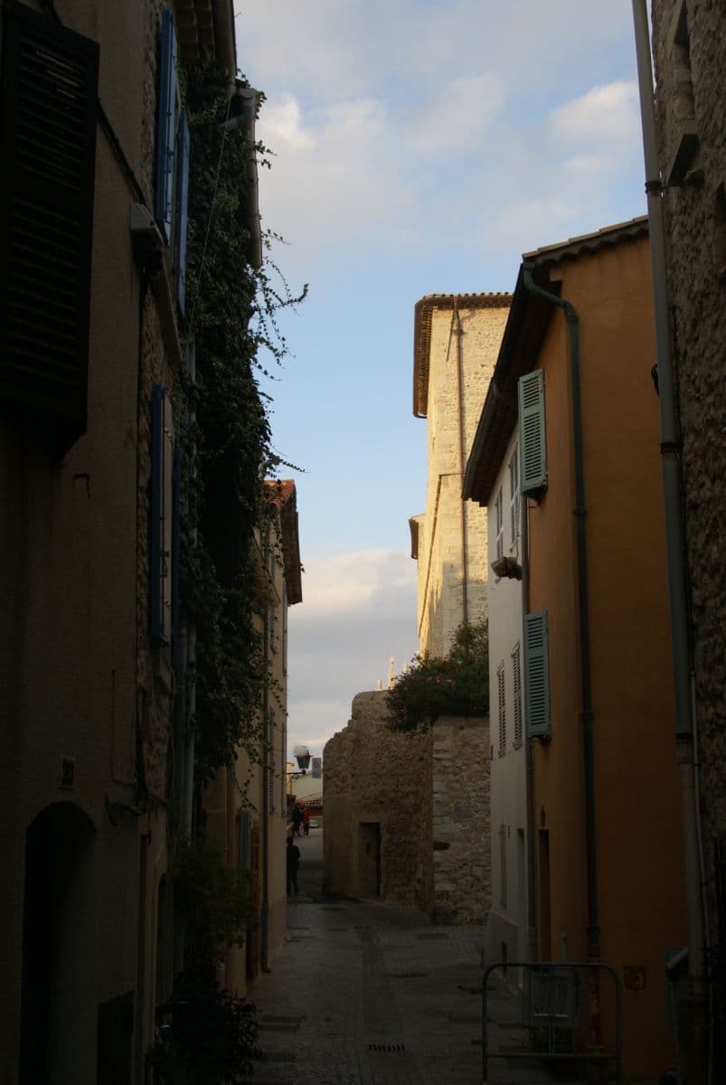 Street view near Rue du Bateau, Antibes — © txllxt (CC BY-SA · Mapillary)