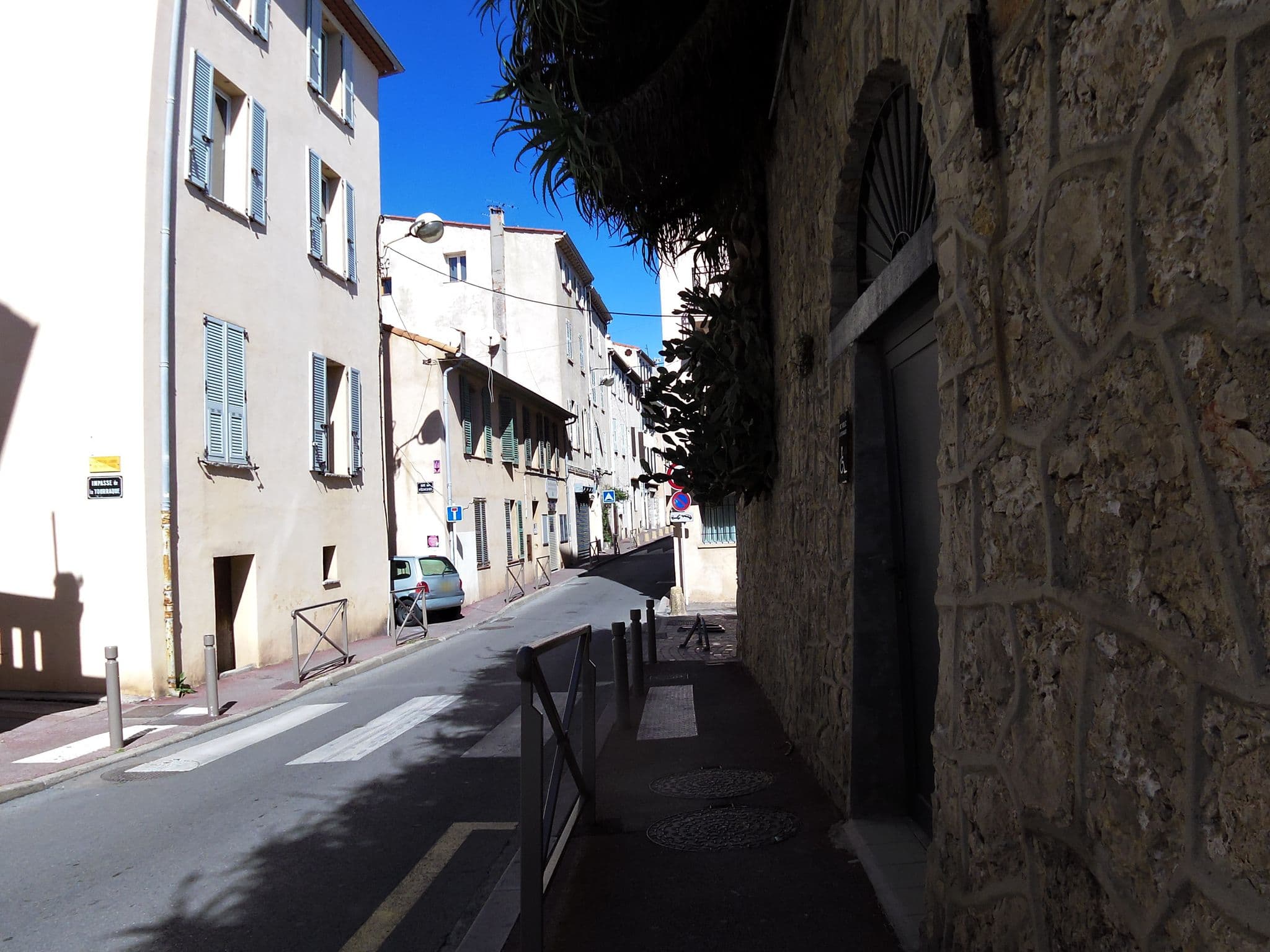 Street view near Vieille Ville 2, Antibes — © dcp (CC BY-SA · Mapillary)