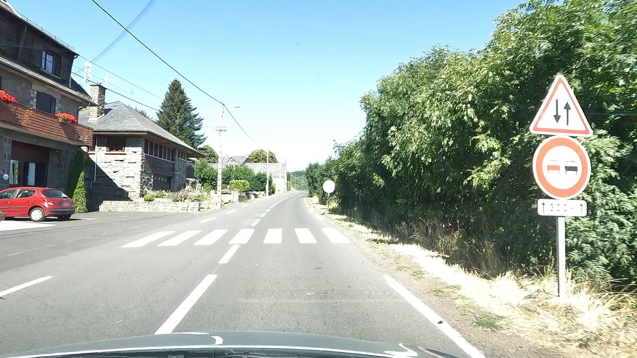 Street view near Les Charmilles, Besse-et-Saint-Anastaise — © vinisa (CC BY-SA · Mapillary)