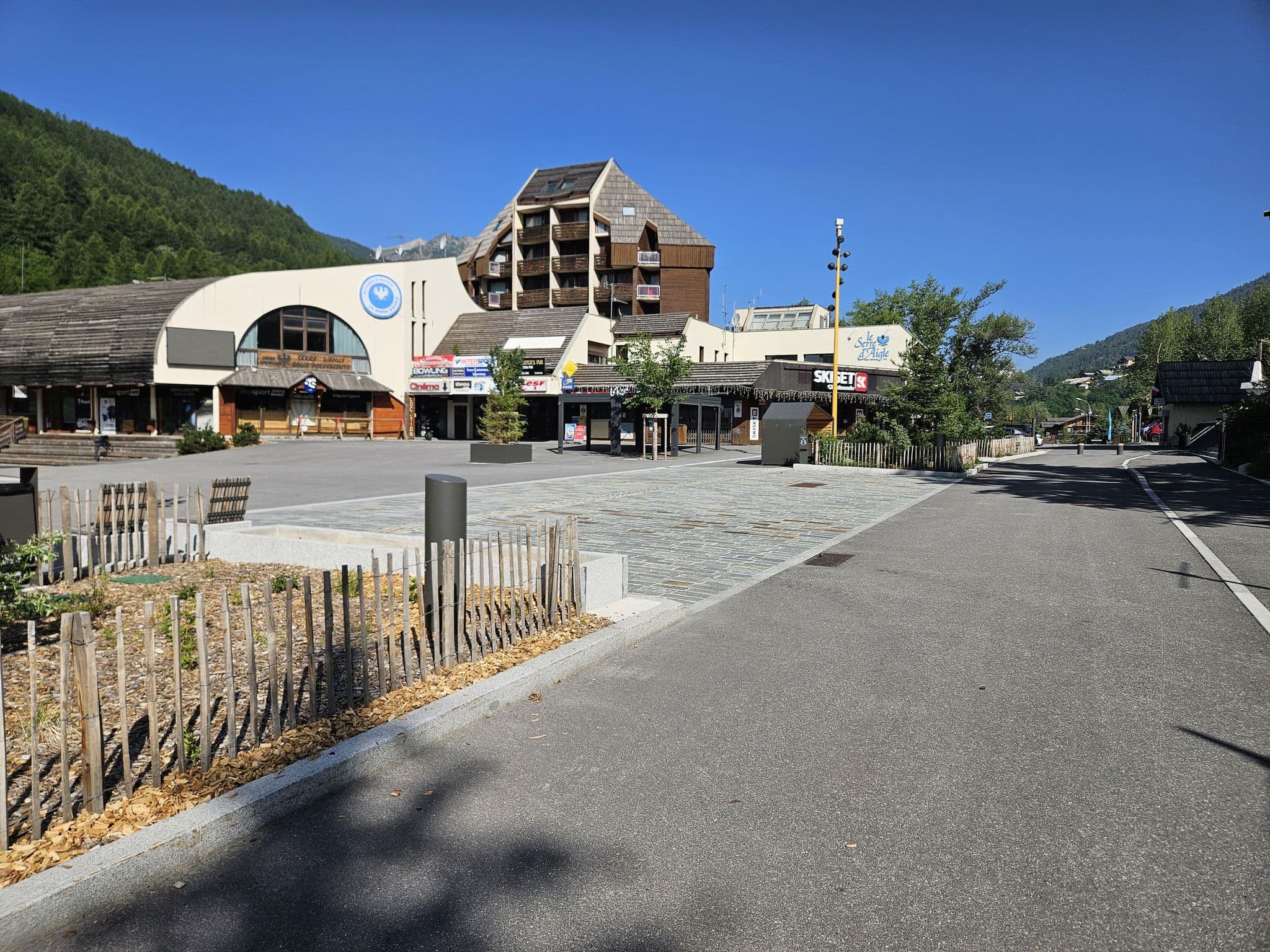 Street view near Le Grand Hôtel, Saint-Chaffrey — © cabinetcourbi (CC BY-SA · Mapillary)