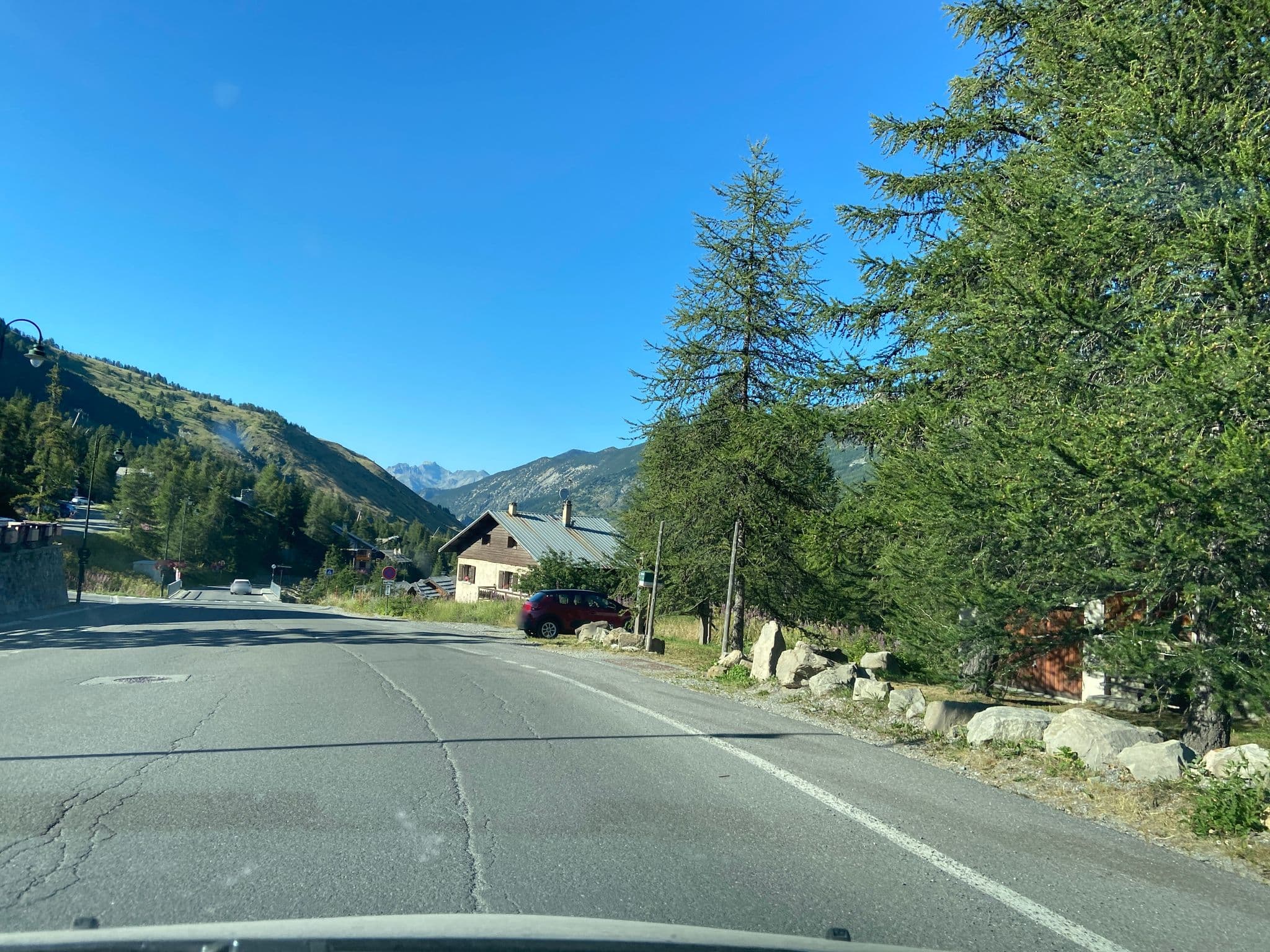 Street view near Chalet Hôtel l'Ecureuil, Guillestre — © clementmno (CC BY-SA · Mapillary)