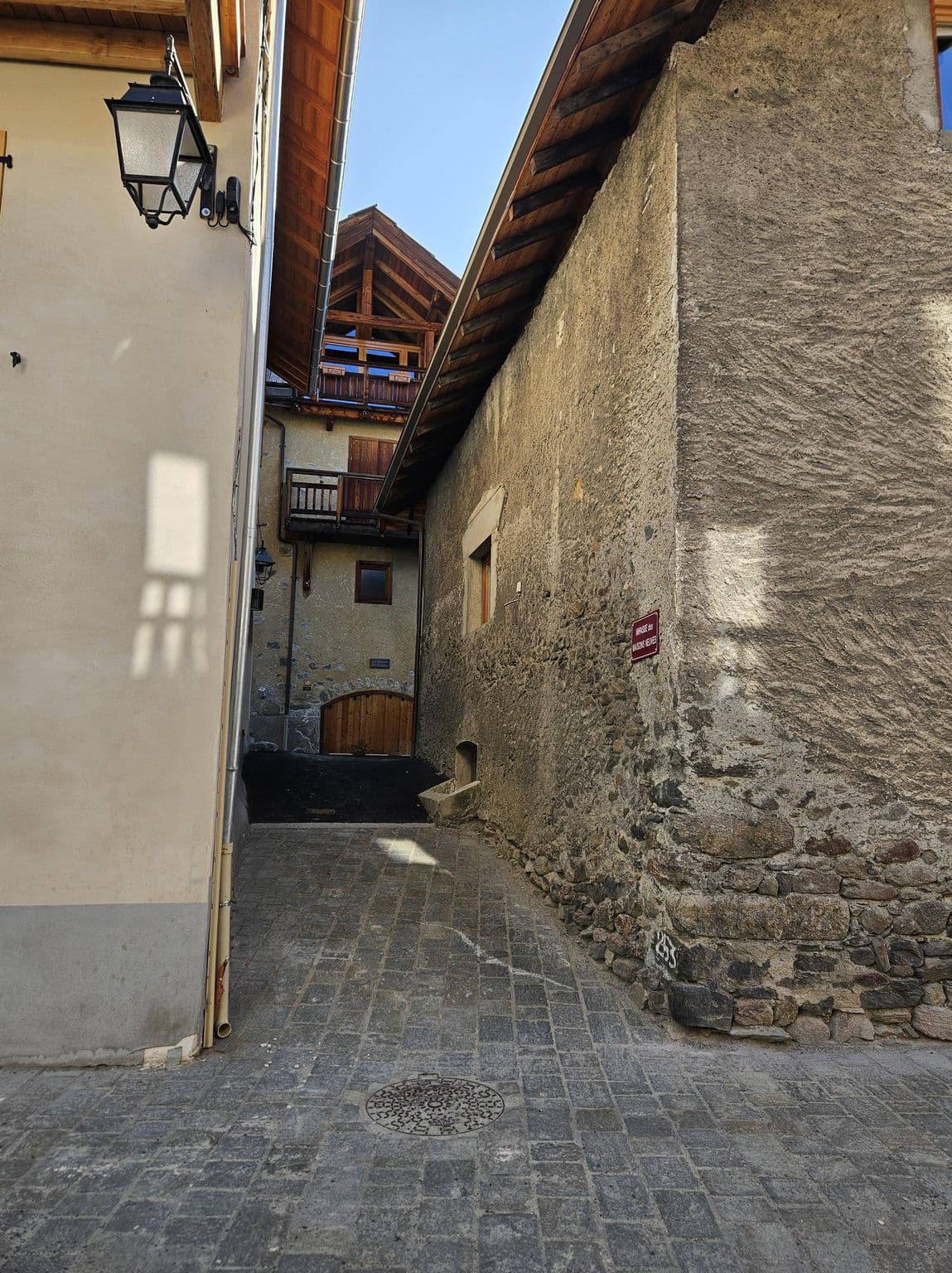 Street view near Pierre & Vacances Résidence Chantemerle, Saint-Chaffrey — © cabinetcourbi (CC BY-SA · Mapillary)