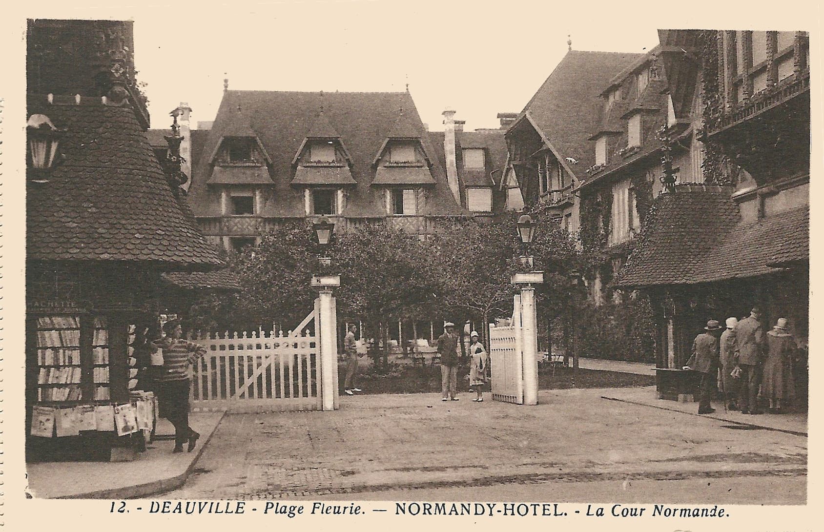 Hôtel Normandy Barrière (via Wikimedia Commons, Public domain)