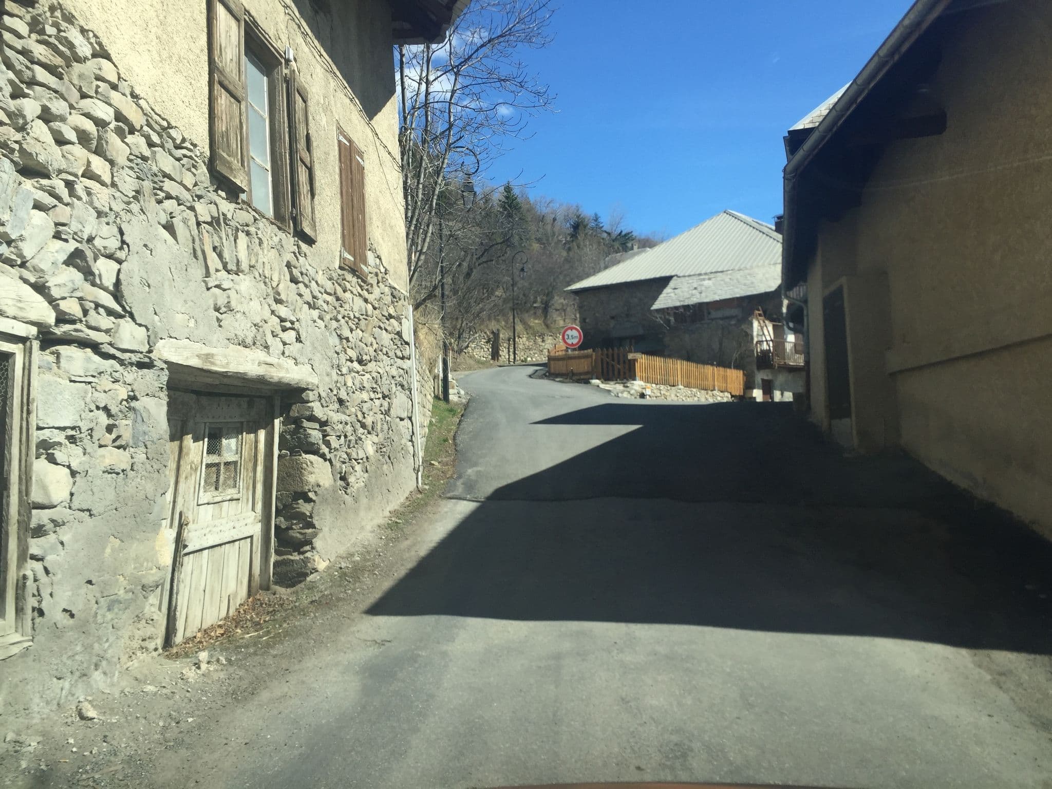 Street view near Residence les Monts du Bois d'Or, Embrun — © zimmy (CC BY-SA · Mapillary)