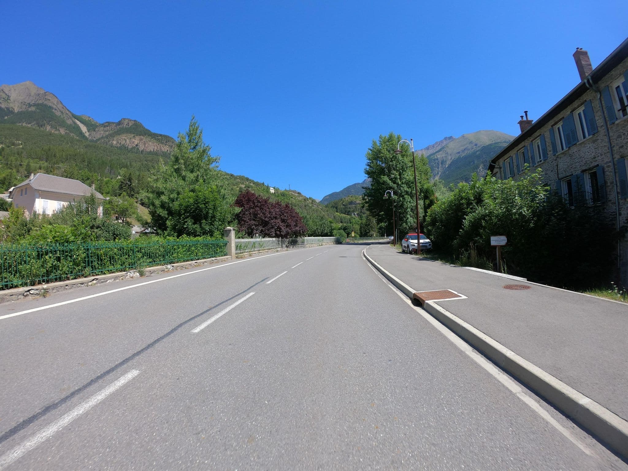 Street view near Montagne attitude chambres d'hôtes, Jausiers — © joostjakob (CC BY-SA · Mapillary)