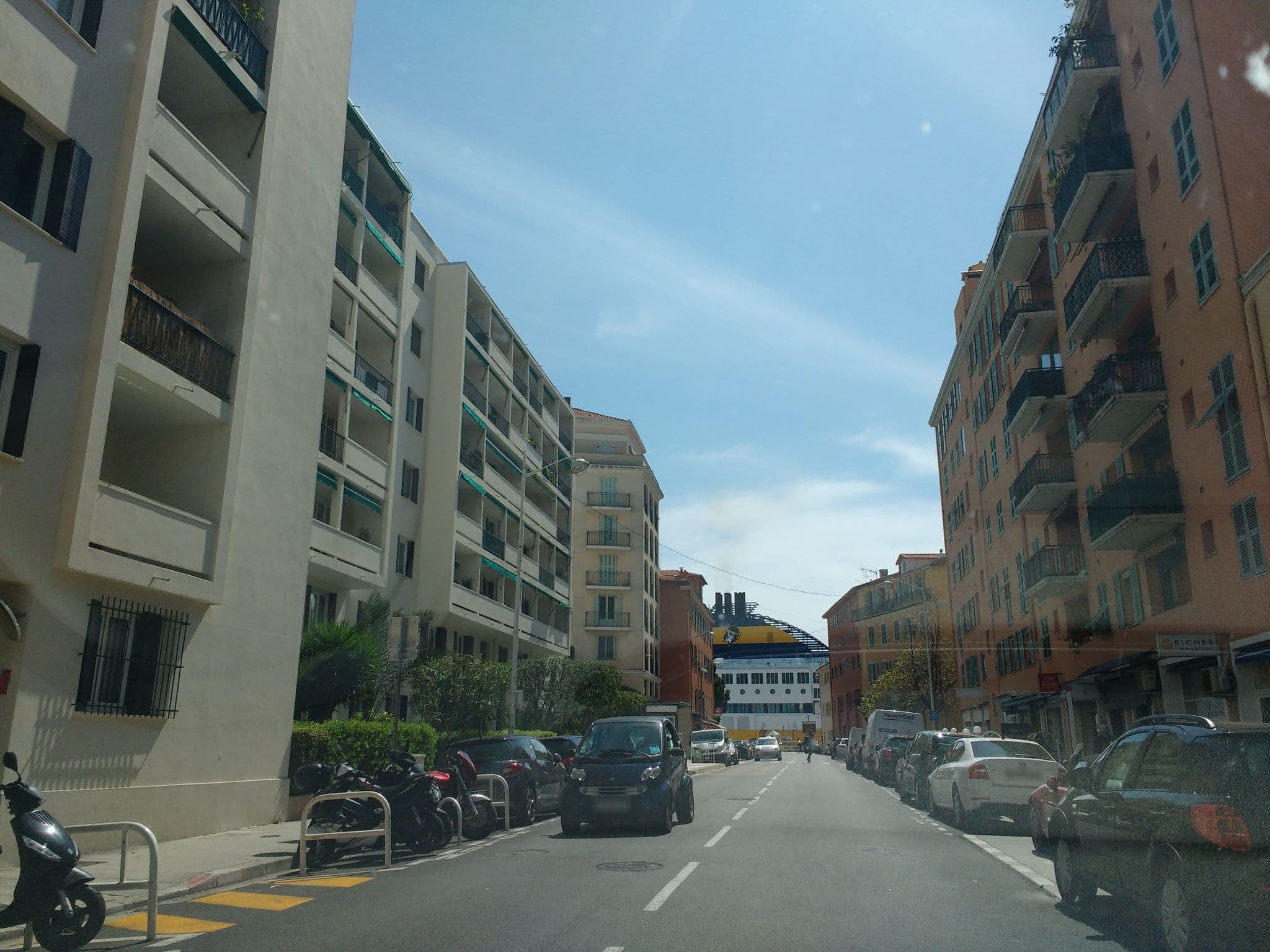 Street view near Le Neptune, Quartier du Port — © thetornado76 (CC BY-SA · Mapillary)