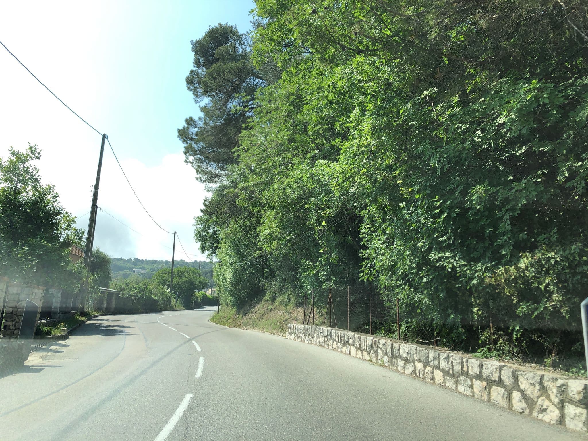 Street view near Les lilas blancs, Saint-Roch — © lulucmy (CC BY-SA · Mapillary)