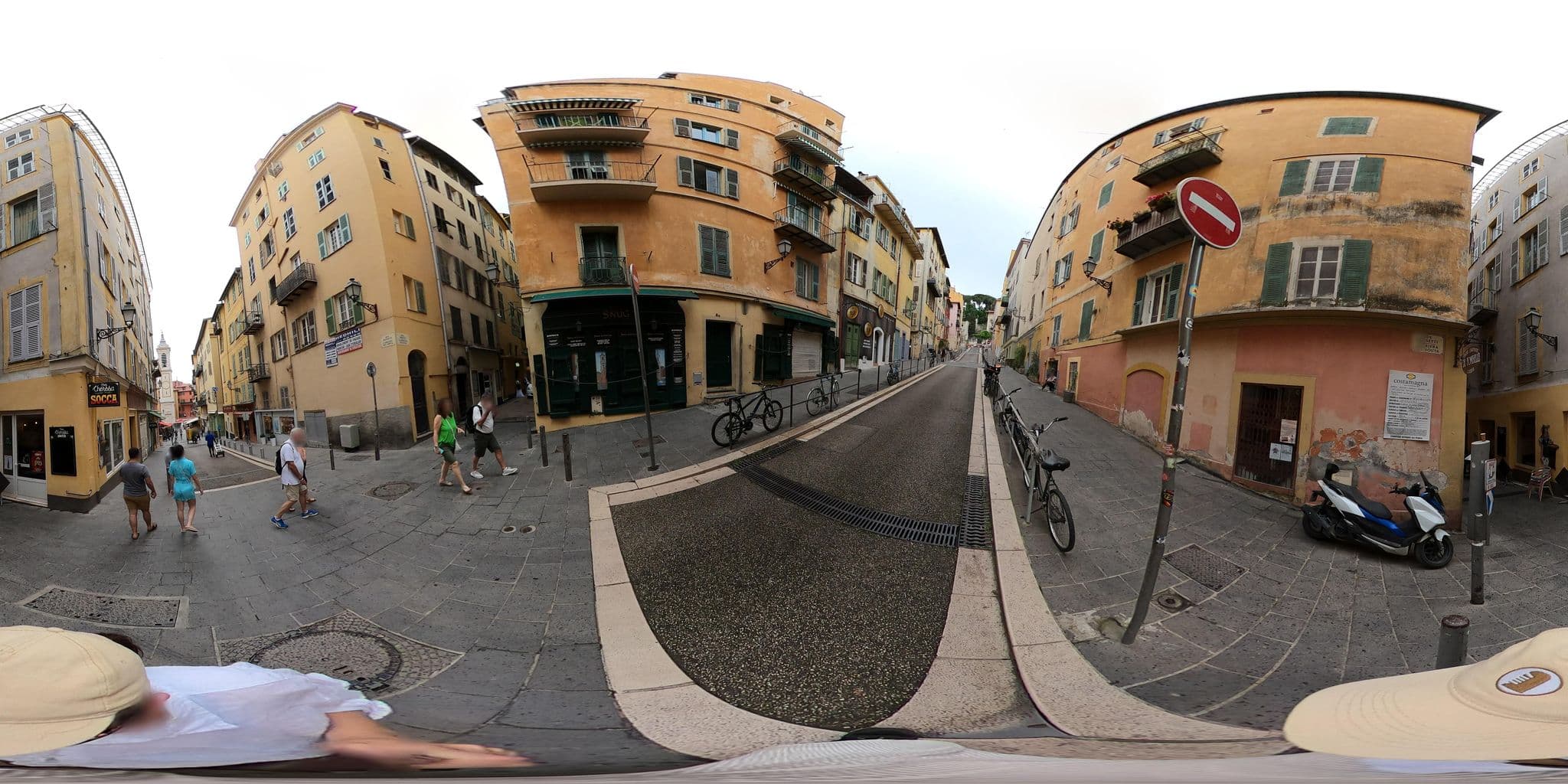 Street view near Hostel Smith, Vieille Ville — © annekaro (CC BY-SA · Mapillary)
