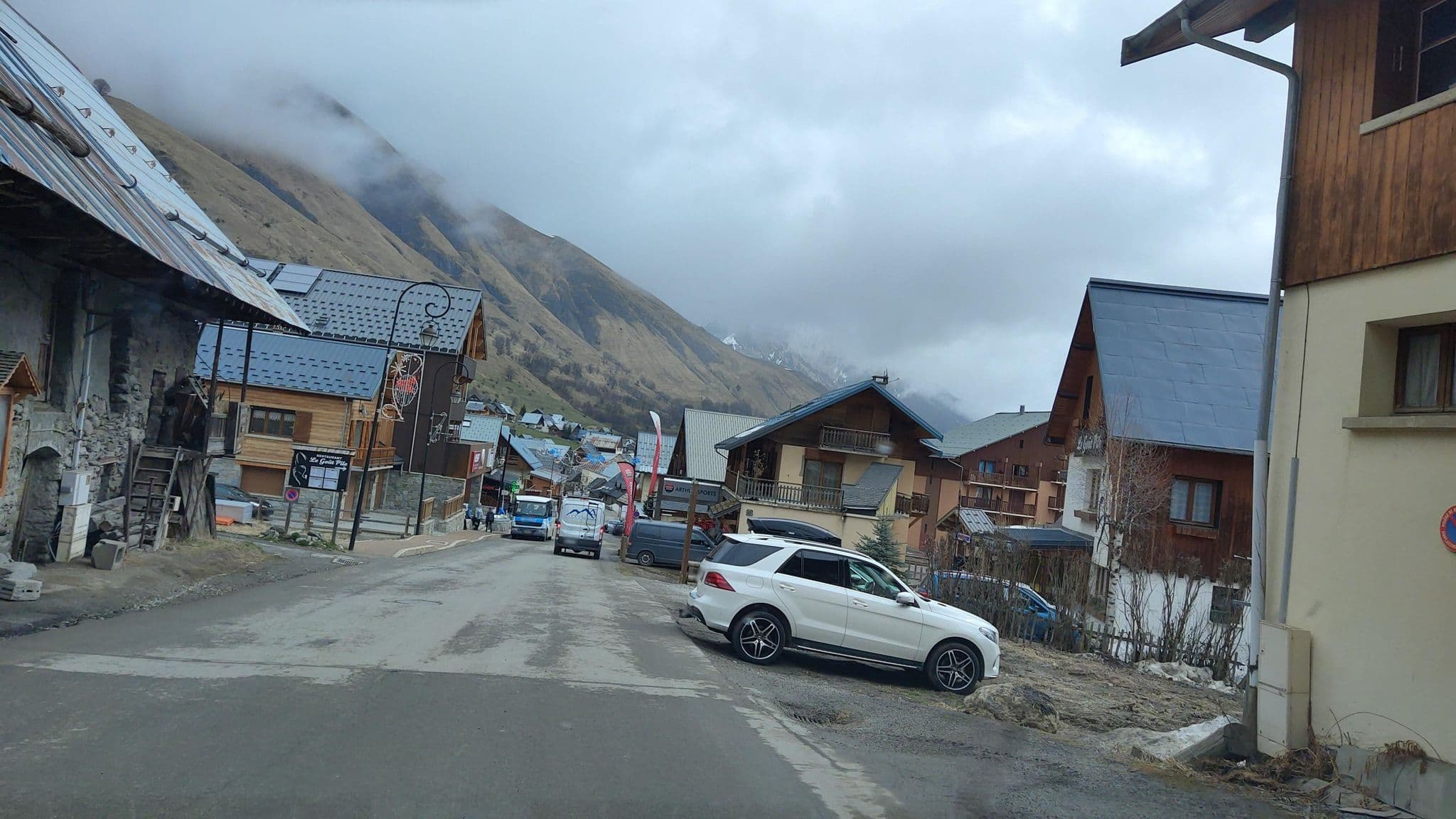 Street view near Hotel Clairevie, Saint-Jean-de-Maurienne — © MatthieuF4FNE (CC BY-SA · Mapillary)