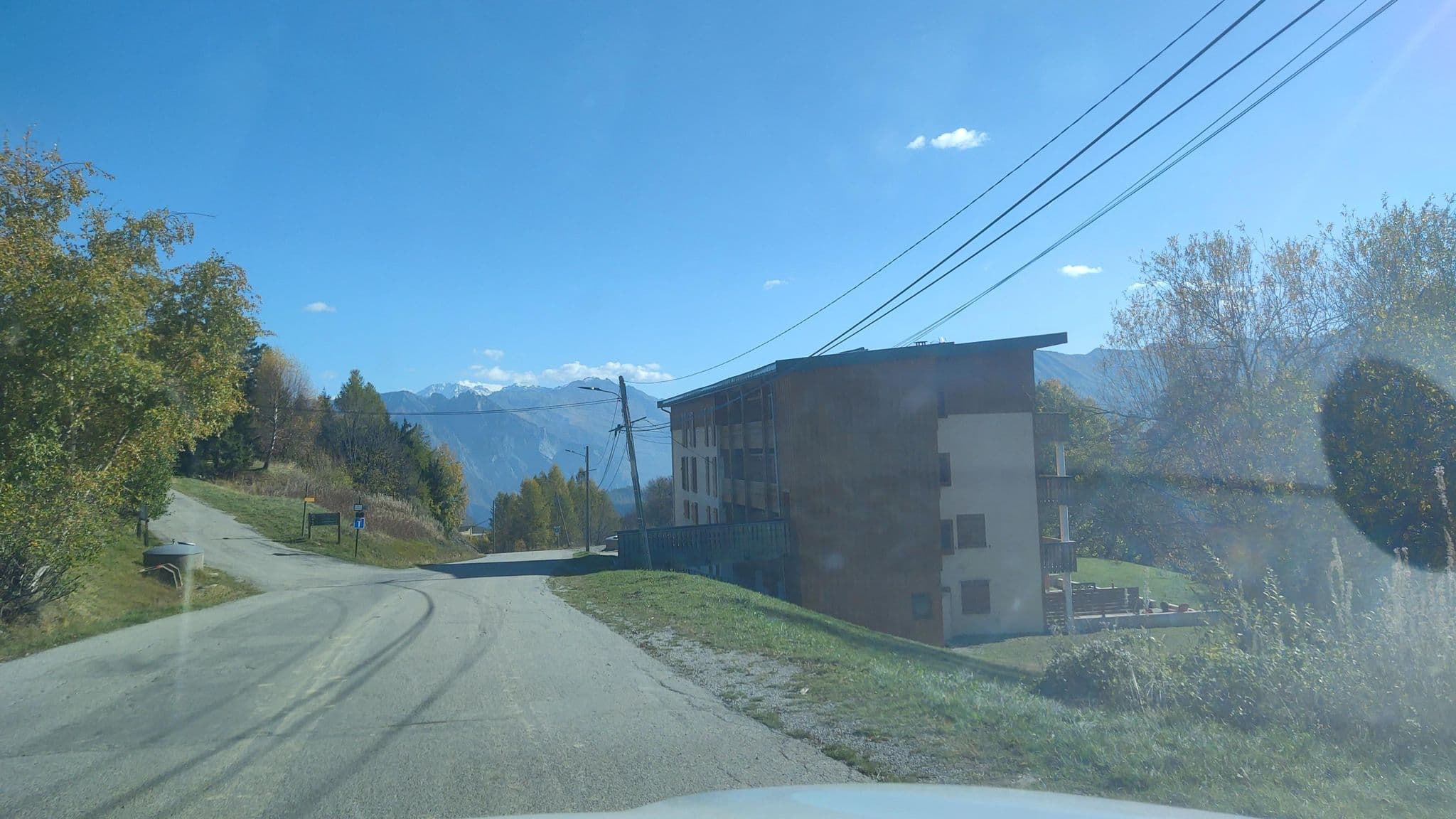 Street view near Résidence Goélia les Chalets de la Toussuire, Saint-Jean-de-Maurienne — © MatthieuF4FNE (CC BY-SA · Mapillary)