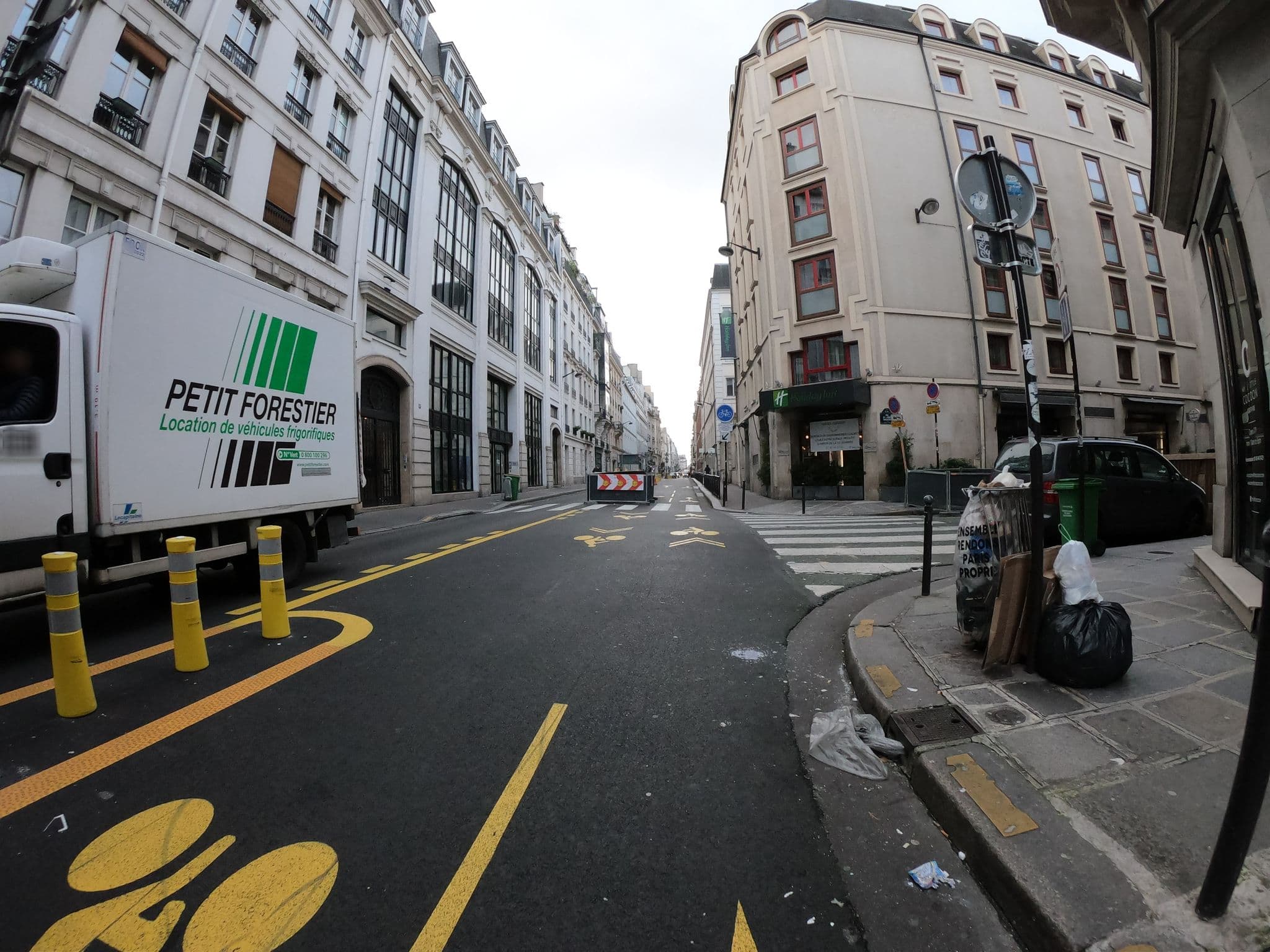 Street view near Le Saint-Grégoire, Paris 06 Luxembourg — © ywwwes (CC BY-SA · Mapillary)