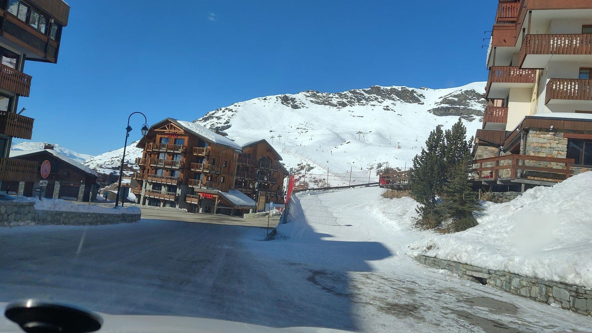 Street view near Hotel Le Sherpa, Val Thorens — © MatthieuF4FNE (CC BY-SA · Mapillary)
