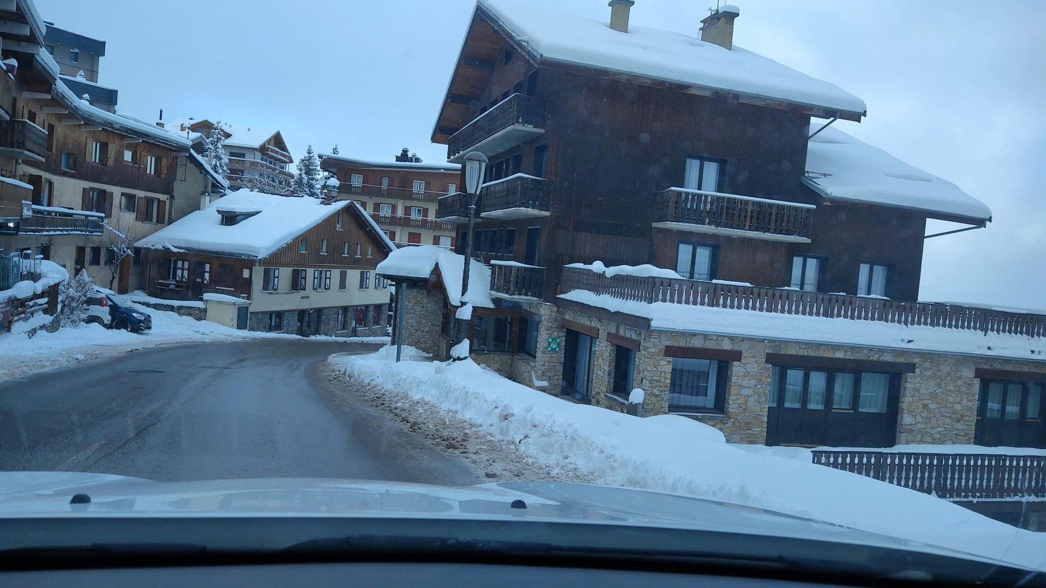 Street view near Hôtel les Sherpas, Courchevel — © MatthieuF4FNE (CC BY-SA · Mapillary)