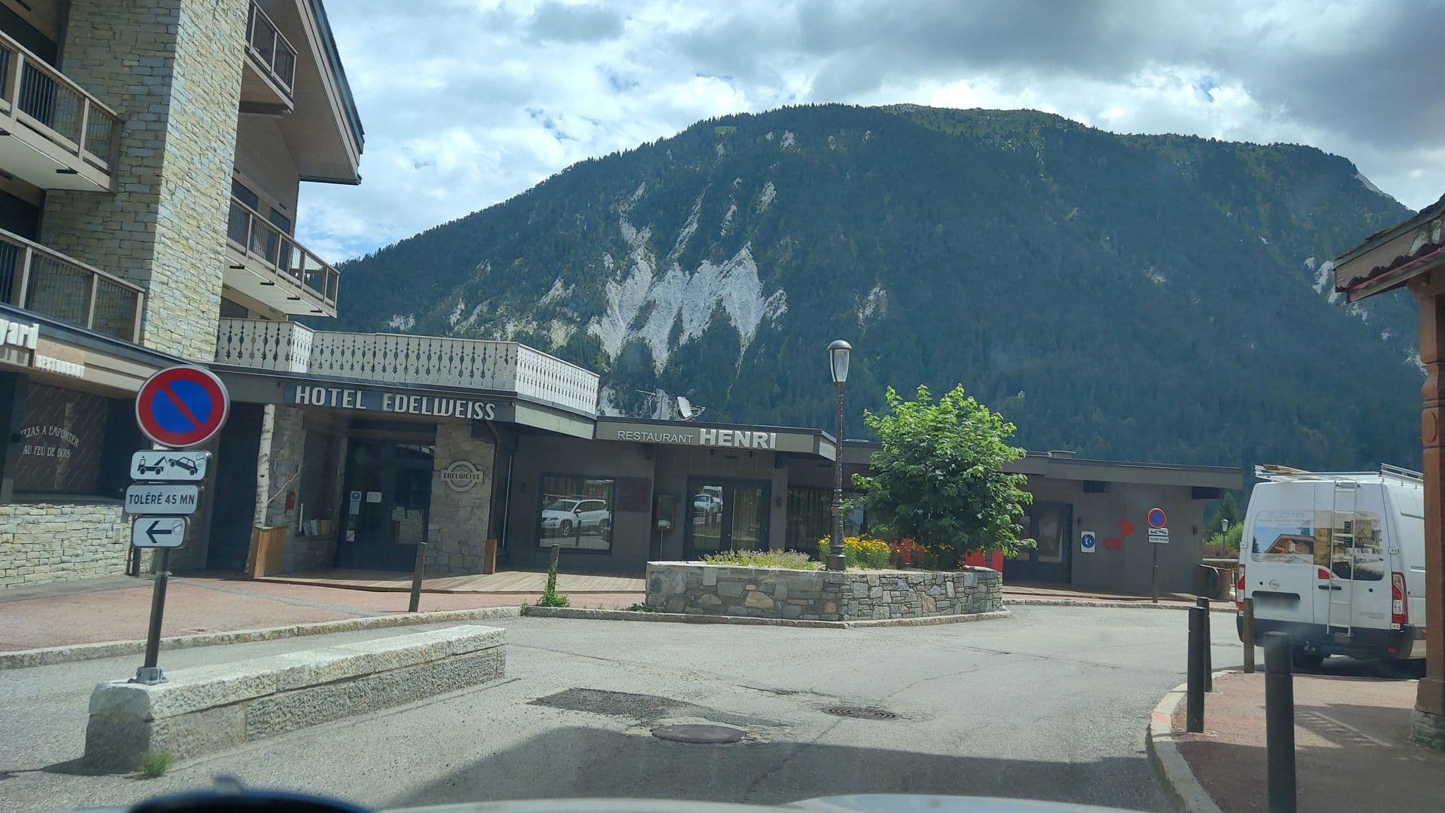 Street view near Edelweiss Hotel Courchevel, Courchevel — © MatthieuF4FNE (CC BY-SA · Mapillary)