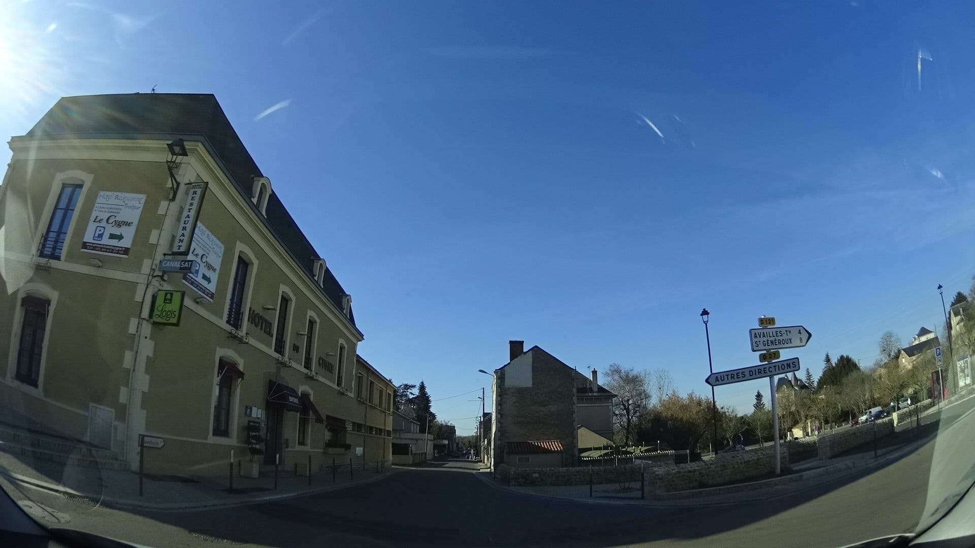 Street view near O'fun Art, Airvault — © panieravide (CC BY-SA · Mapillary)