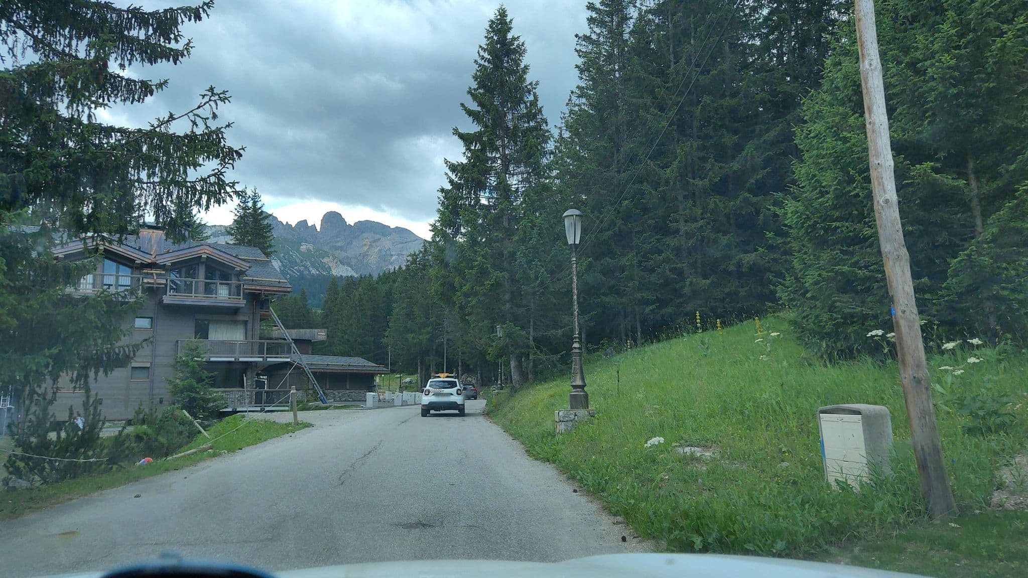 Street view near Un hiver à Courchevel, Courchevel — © MatthieuF4FNE (CC BY-SA · Mapillary)