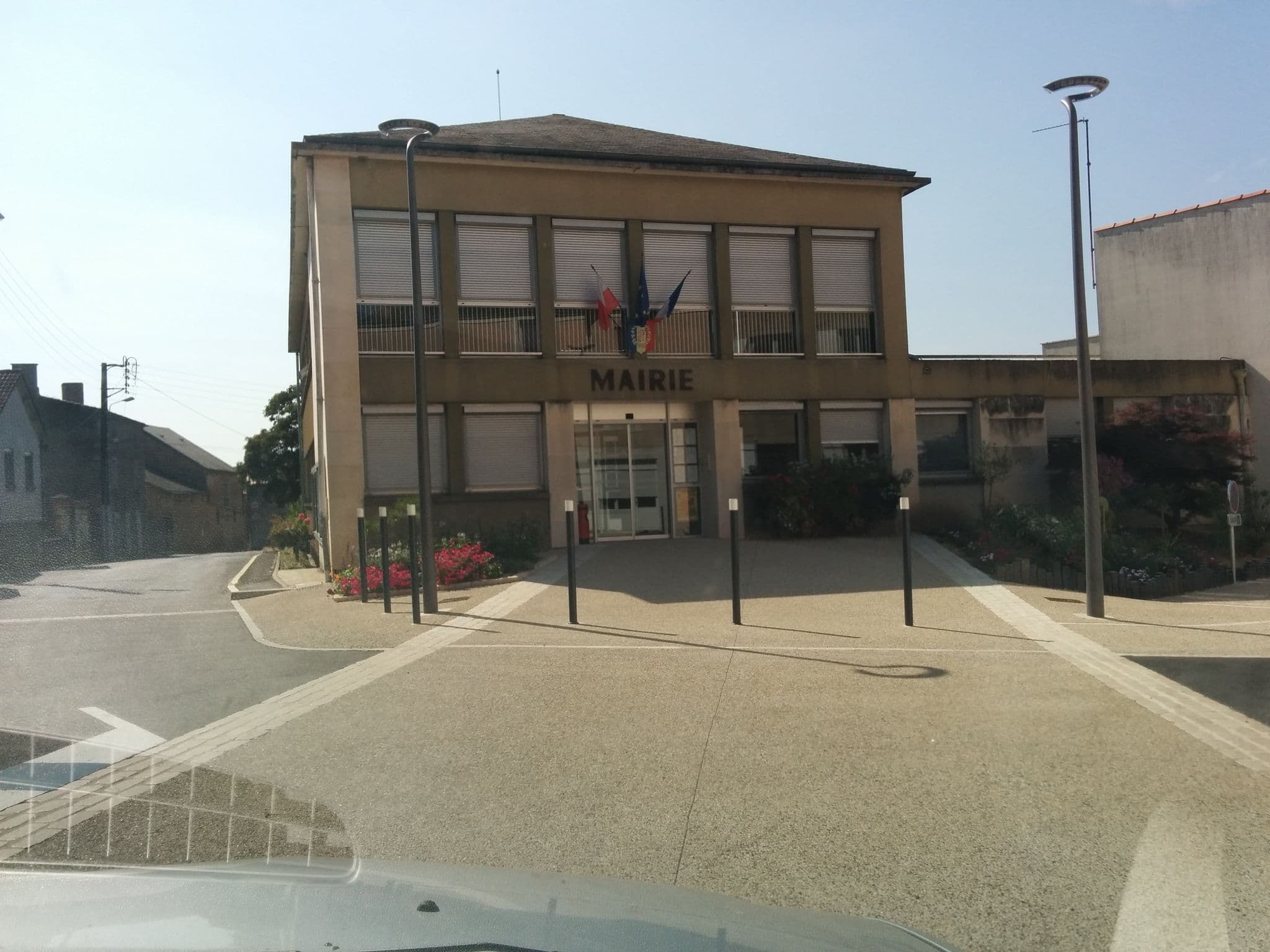 Street view near Les Promenades, Airvault — © crazyfreeman (CC BY-SA · Mapillary)