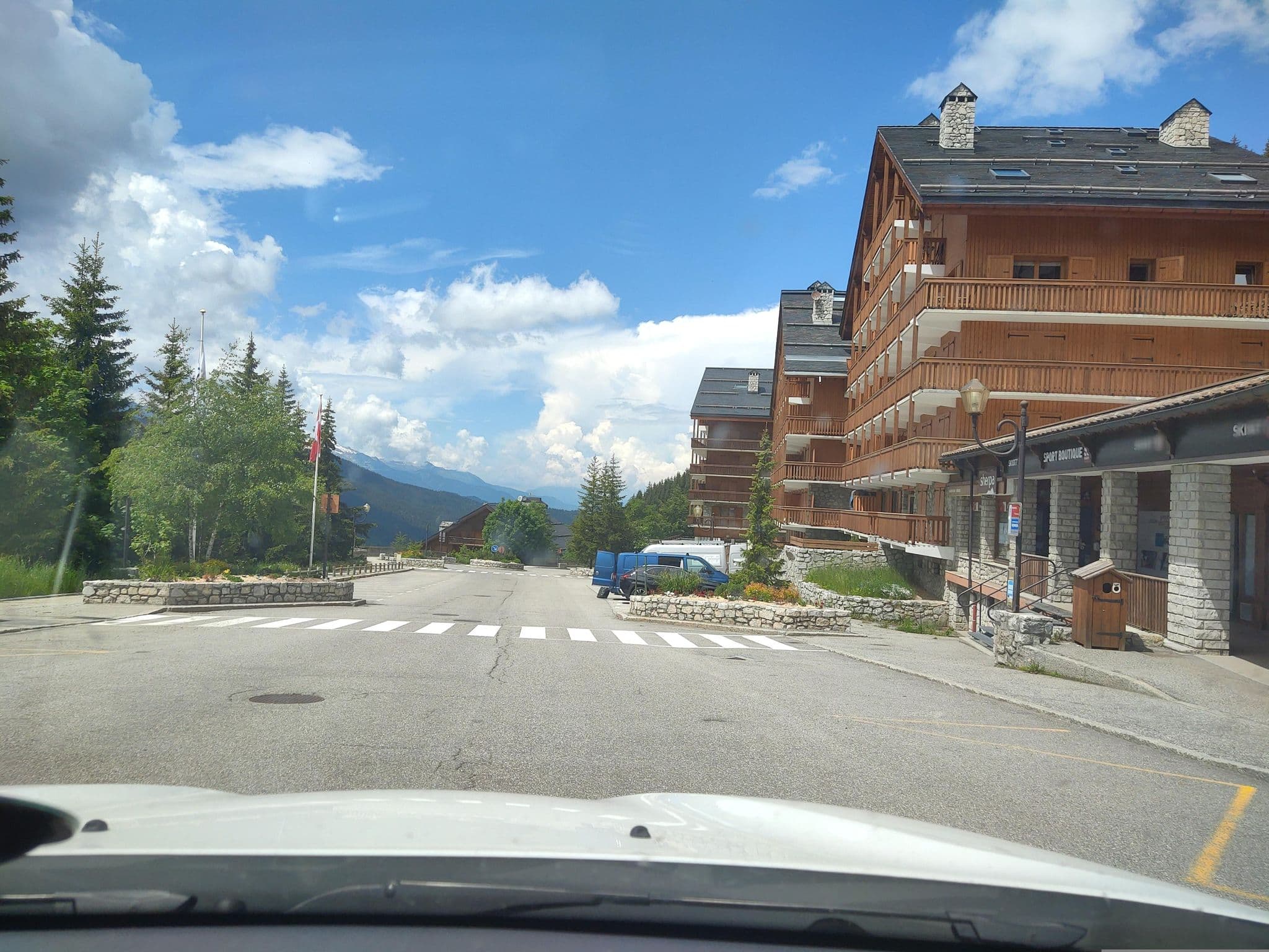 Street view near Les Dryades, Méribel — © MatthieuF4FNE (CC BY-SA · Mapillary)