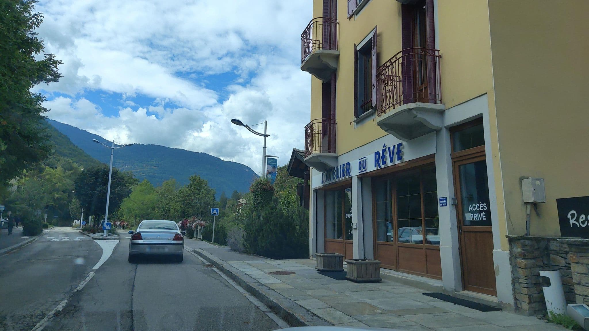 Street view near Joey & Armando's skihut, Les Allues — © MatthieuF4FNE (CC BY-SA · Mapillary)