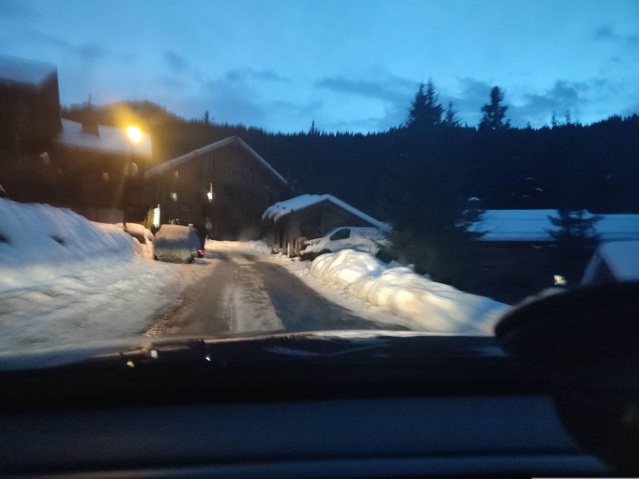 Street view near Chalet l'écureuils (delta), Méribel — © VincentCoq (CC BY-SA · Mapillary)