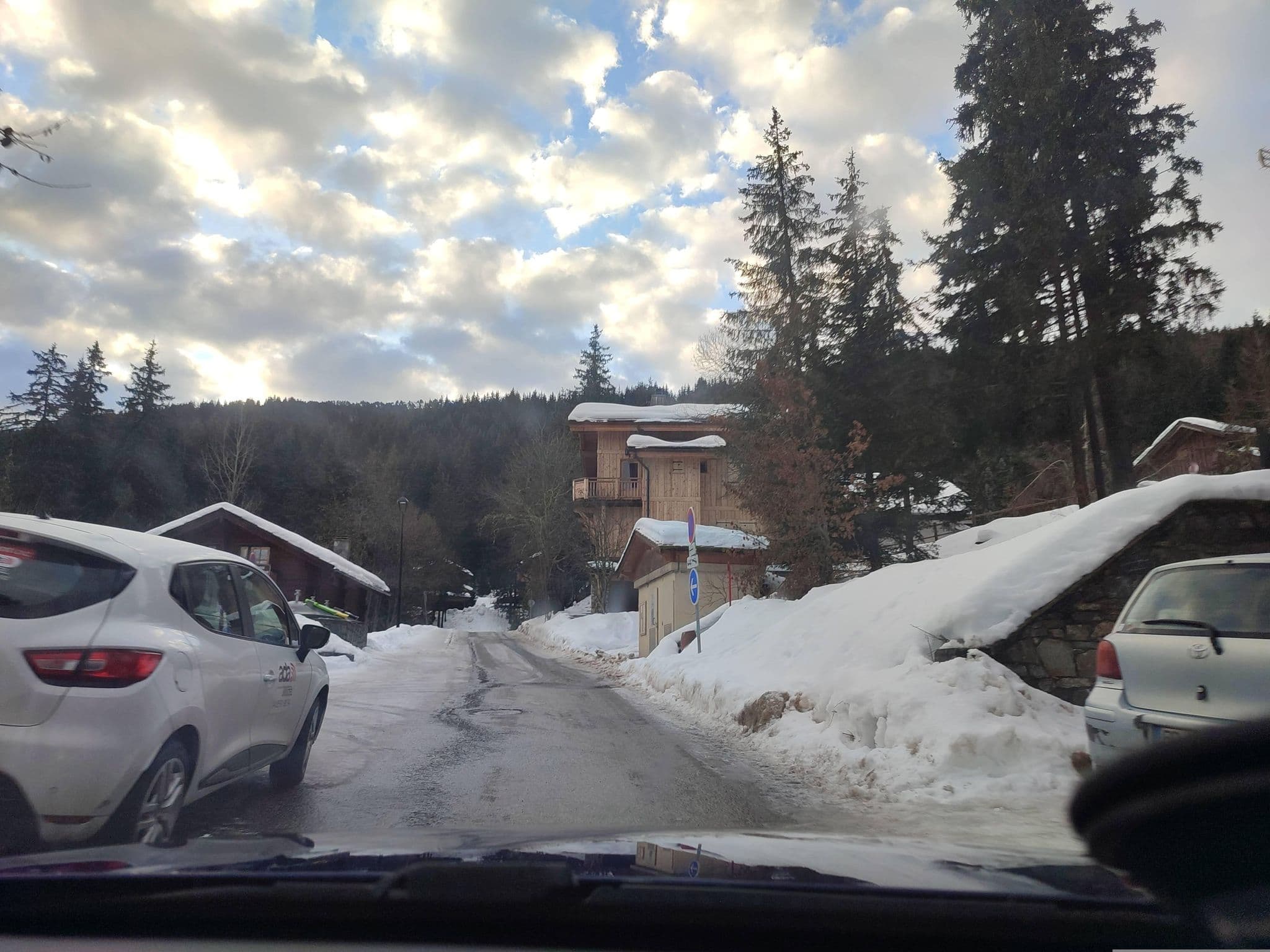 Street view near Familly Friendly Skiing, Méribel — © VincentCoq (CC BY-SA · Mapillary)