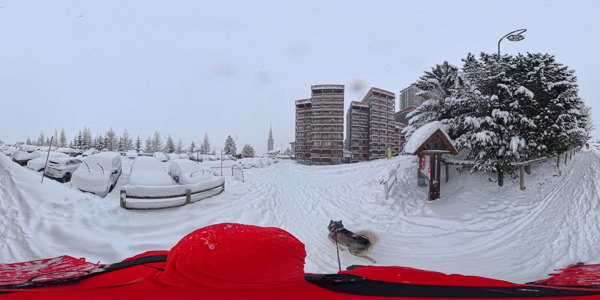 Street view near Pierre & Vacances Les Valmonts, Val Thorens — © MattWithHuskies (CC BY-SA · Mapillary)