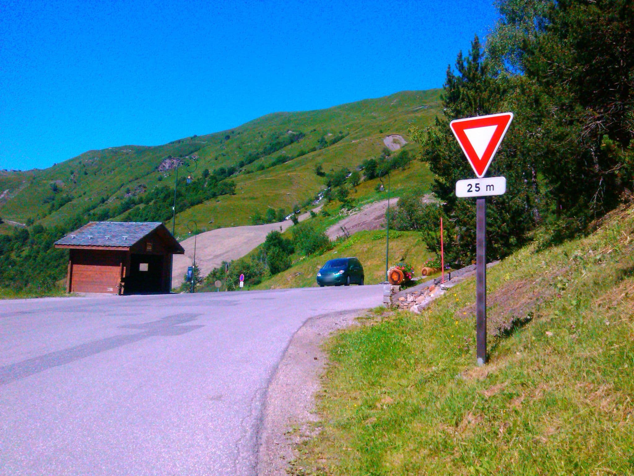 Street view near Hôtel Restaurant l'Ours Blanc, Val Thorens — © zerpou (CC BY-SA · Mapillary)