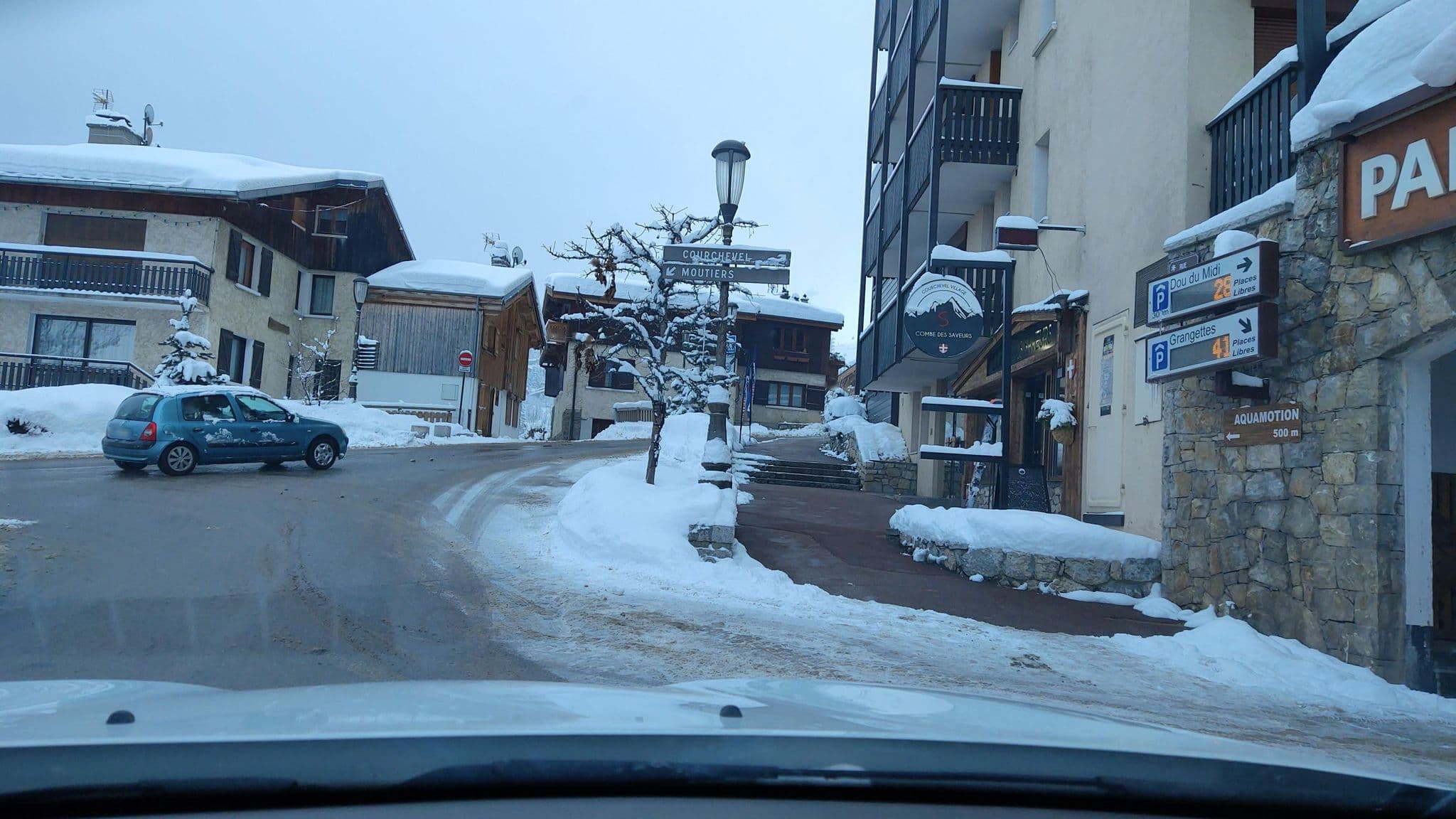 Street view near Hôtel les Flocons, Courchevel — © MatthieuF4FNE (CC BY-SA · Mapillary)