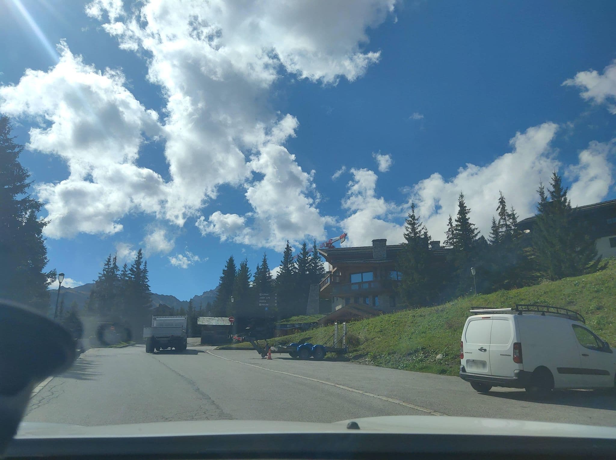 Street view near Les 2 Chalets, Courchevel — © MatthieuF4FNE (CC BY-SA · Mapillary)