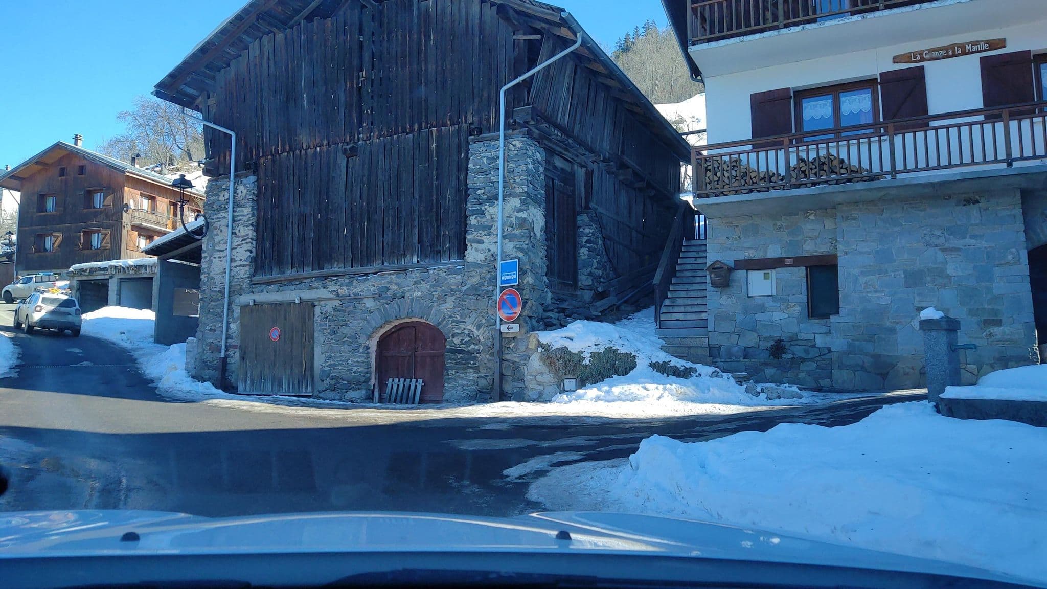Street view near Les Amaryllis, Les Allues — © MatthieuF4FNE (CC BY-SA · Mapillary)