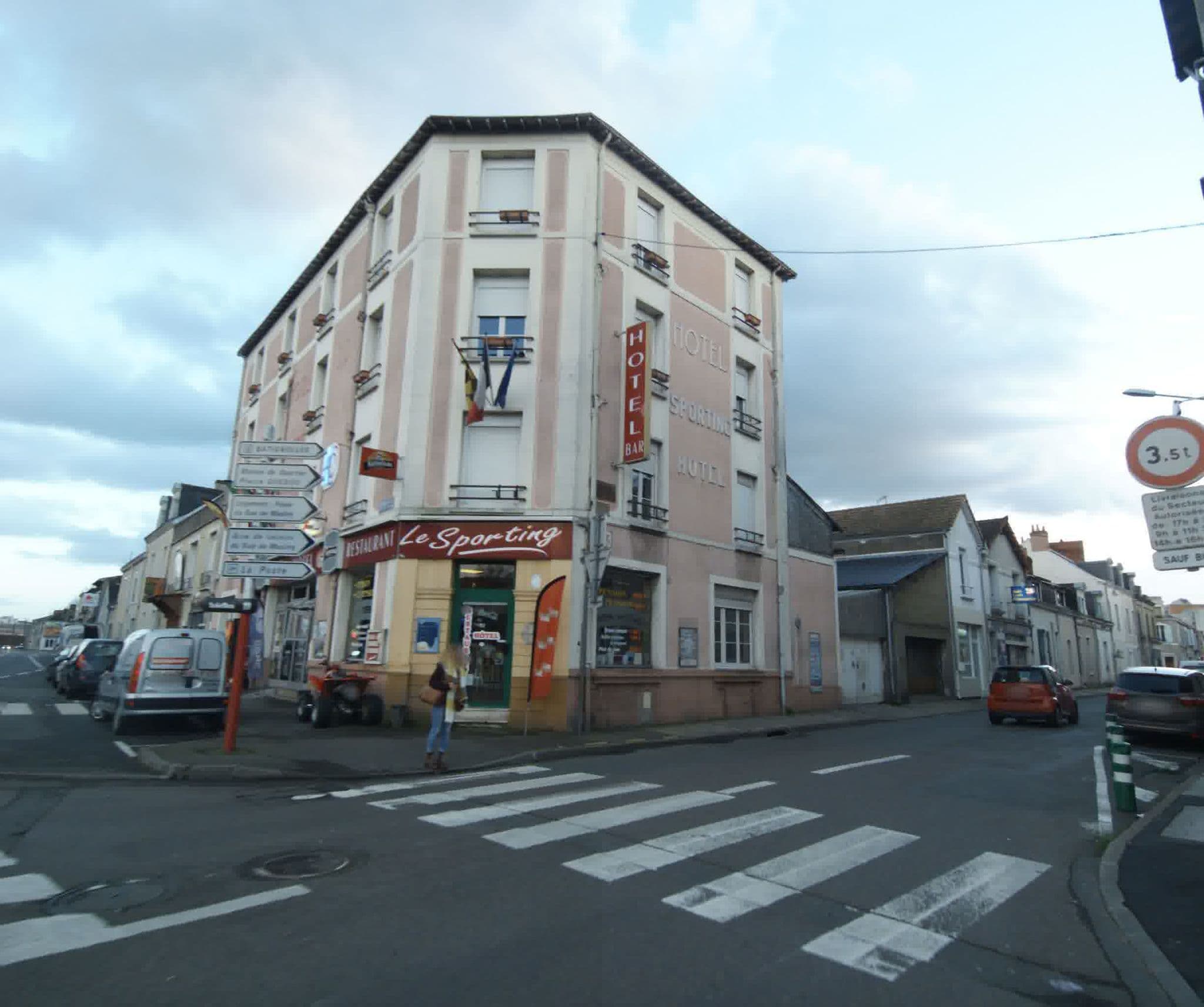 Street view near Le Sporting, Le Mans — © sogefi (CC BY-SA · Mapillary)