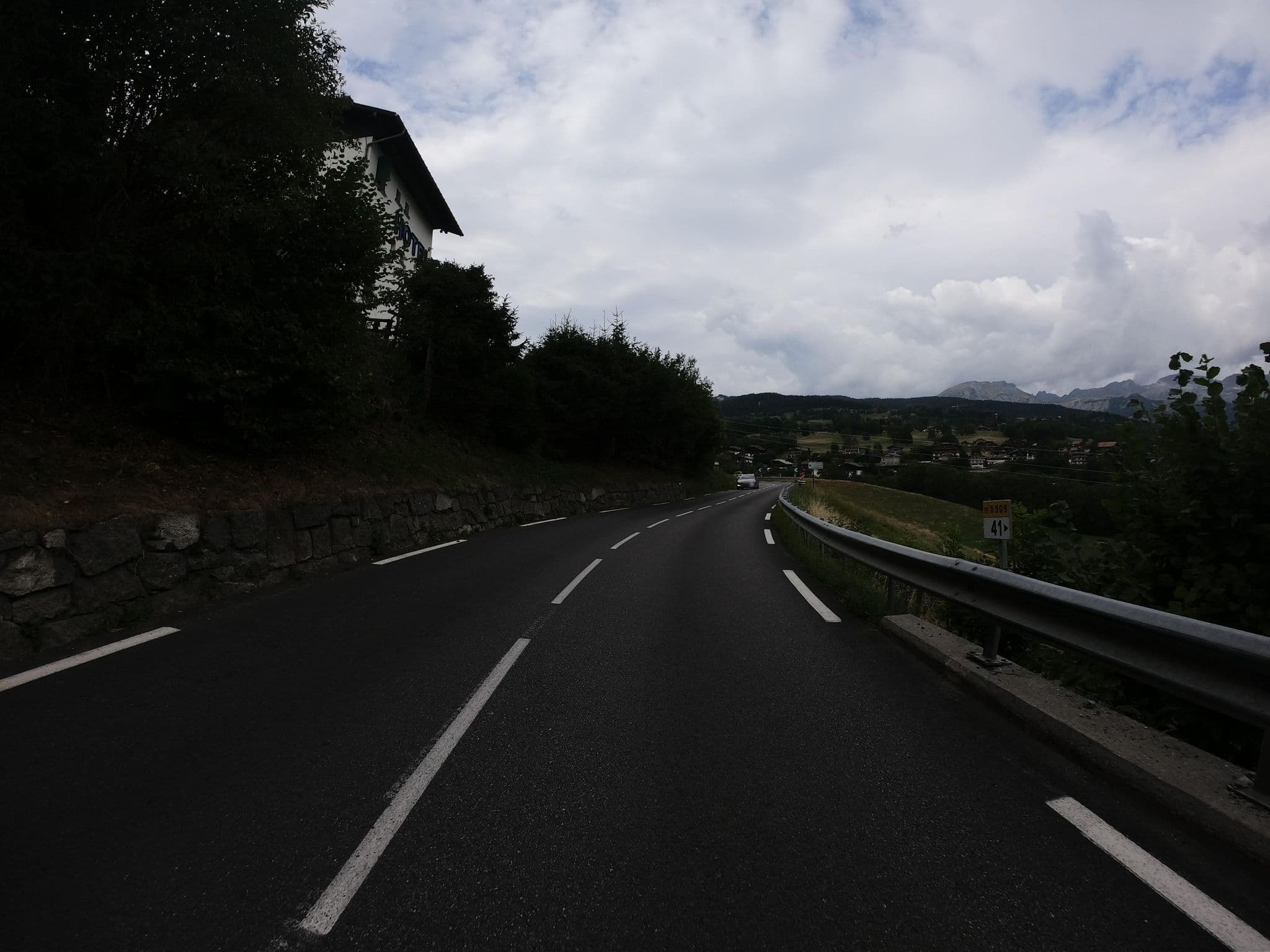 Street view near Logis de France Hôtel Restaurant Caprice des Neiges, Combloux — © joostjakob (CC BY-SA · Mapillary)