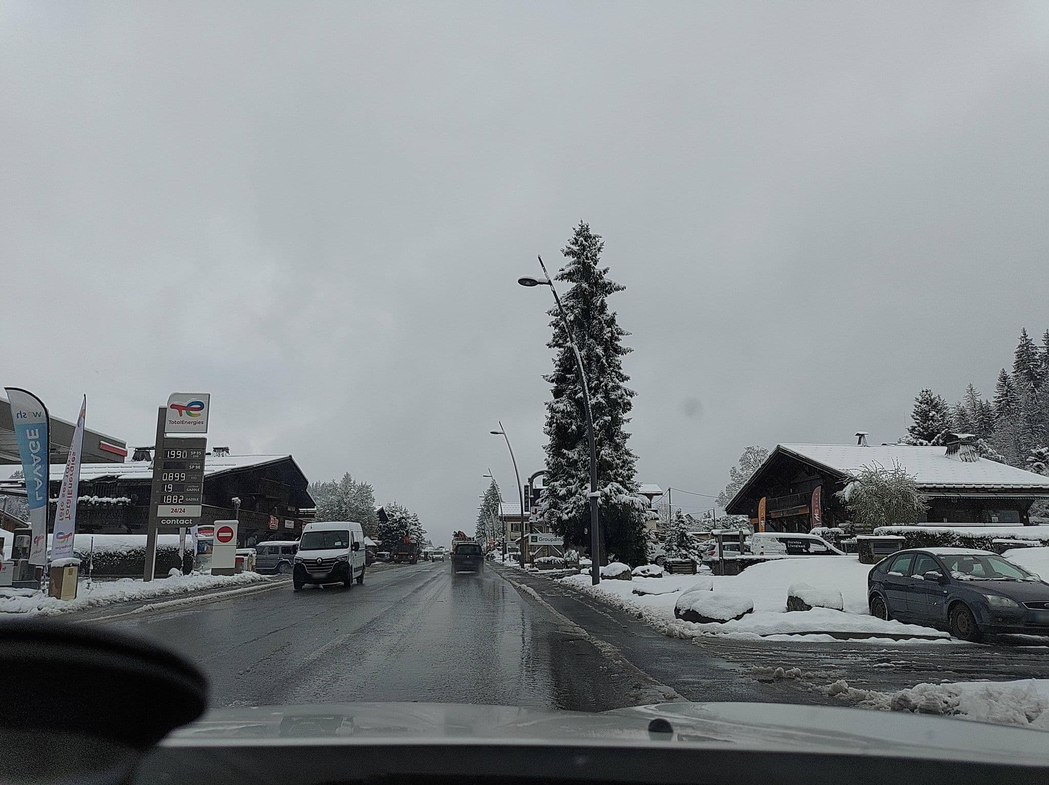 Street view near Hotel Rent & Residence,Megeve,France, Megève — © MatthieuF4FNE (CC BY-SA · Mapillary)