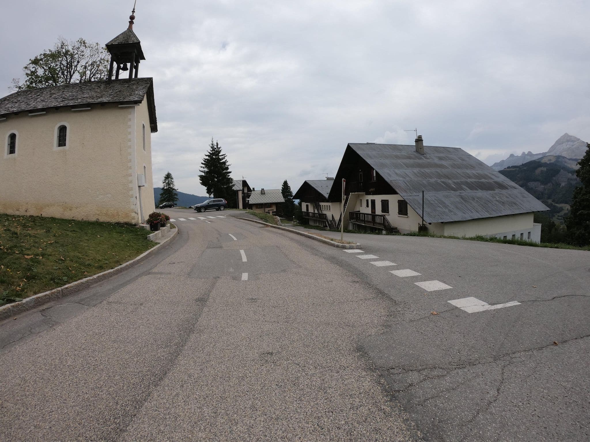 Street view near Hôtel du Mont Charvin, Ugine — © joostjakob (CC BY-SA · Mapillary)