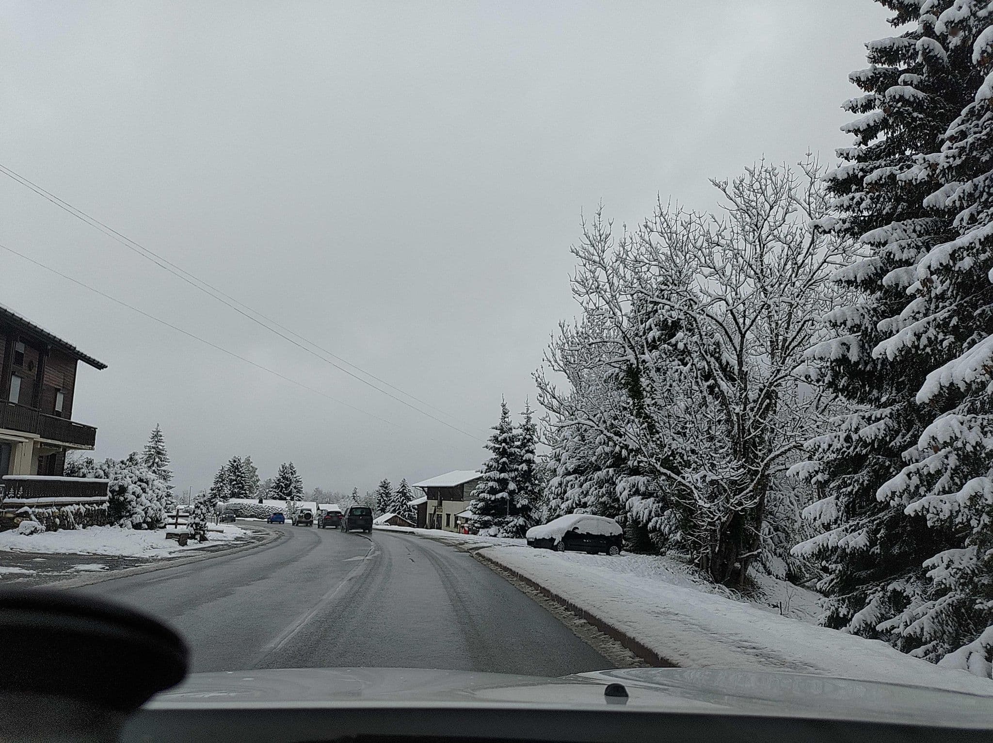 Street view near Les Chalets Autrichiens, Combloux — © MatthieuF4FNE (CC BY-SA · Mapillary)