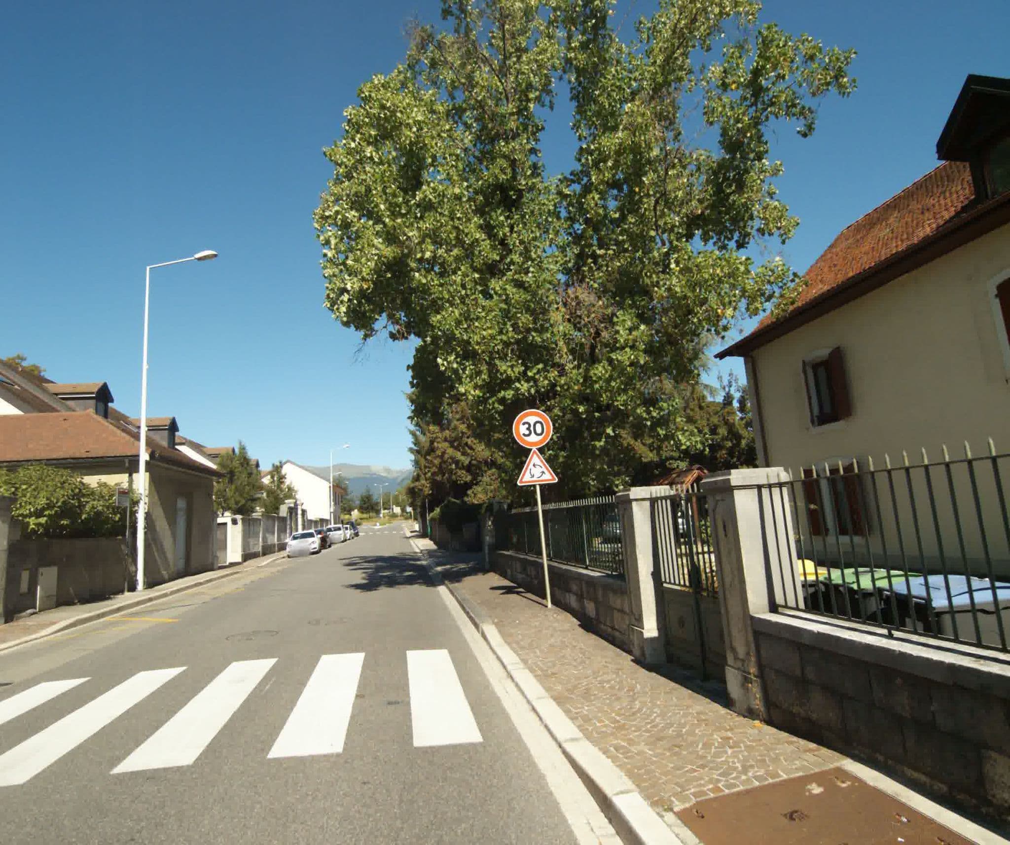 Street view near Hôtel Bellevue, Ferney-Voltaire — © sogefi (CC BY-SA · Mapillary)