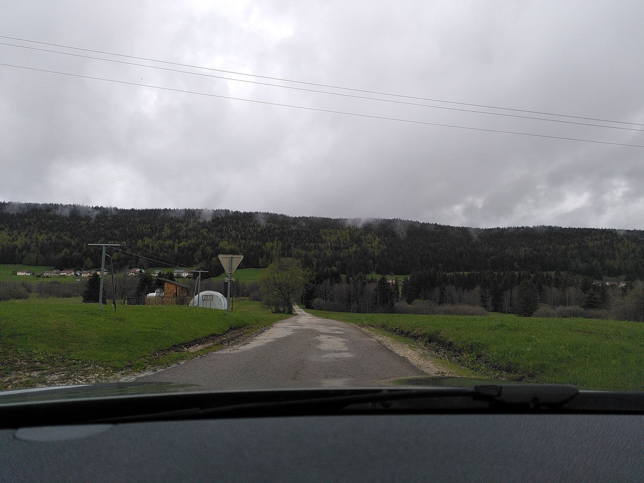 Street view near Le Grenier, Bois-d'Amont — © yipsteen (CC BY-SA · Mapillary)