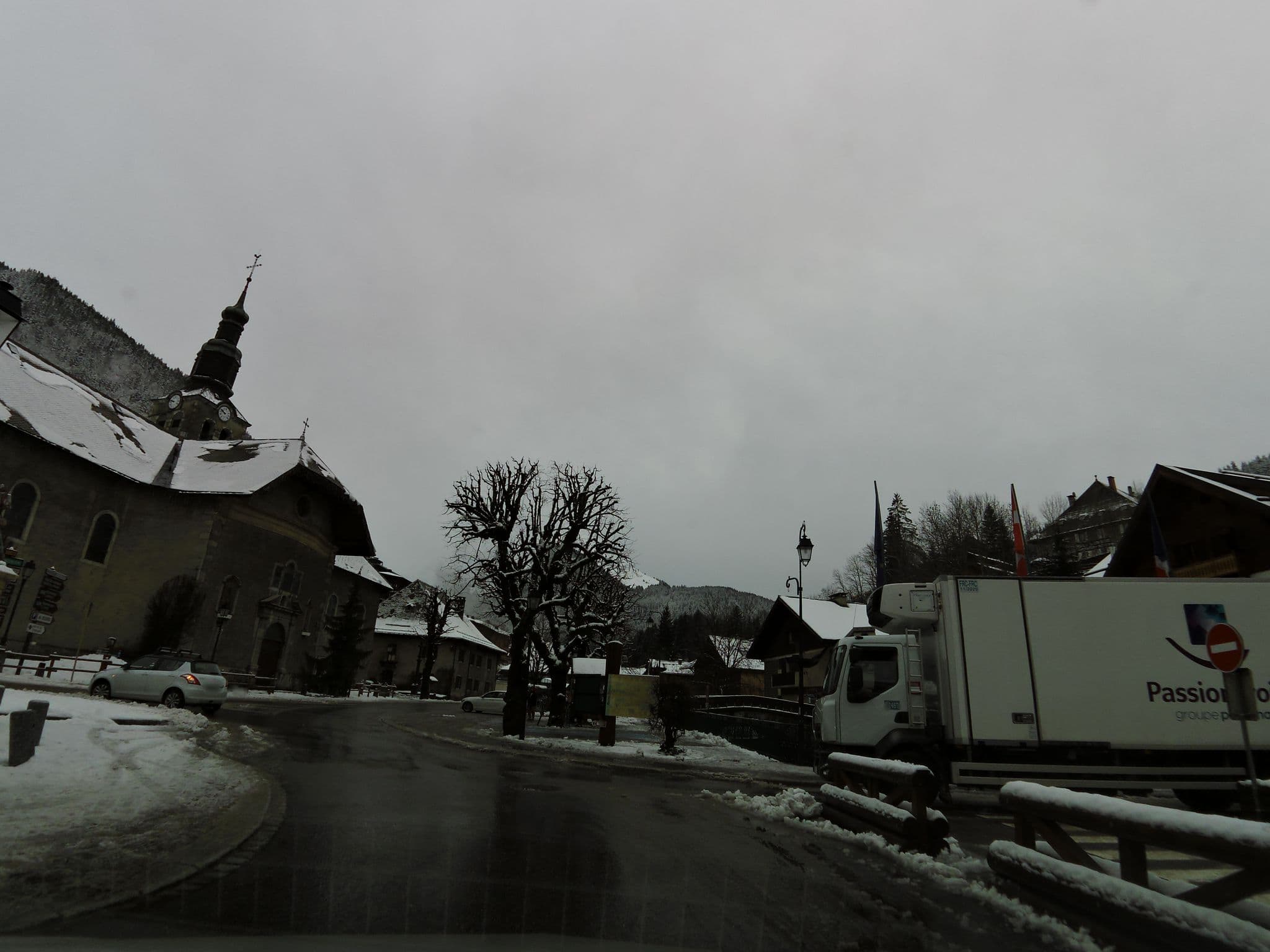 Street view near Hôtel les Rhodos, Morzine — © legrandblond (CC BY-SA · Mapillary)