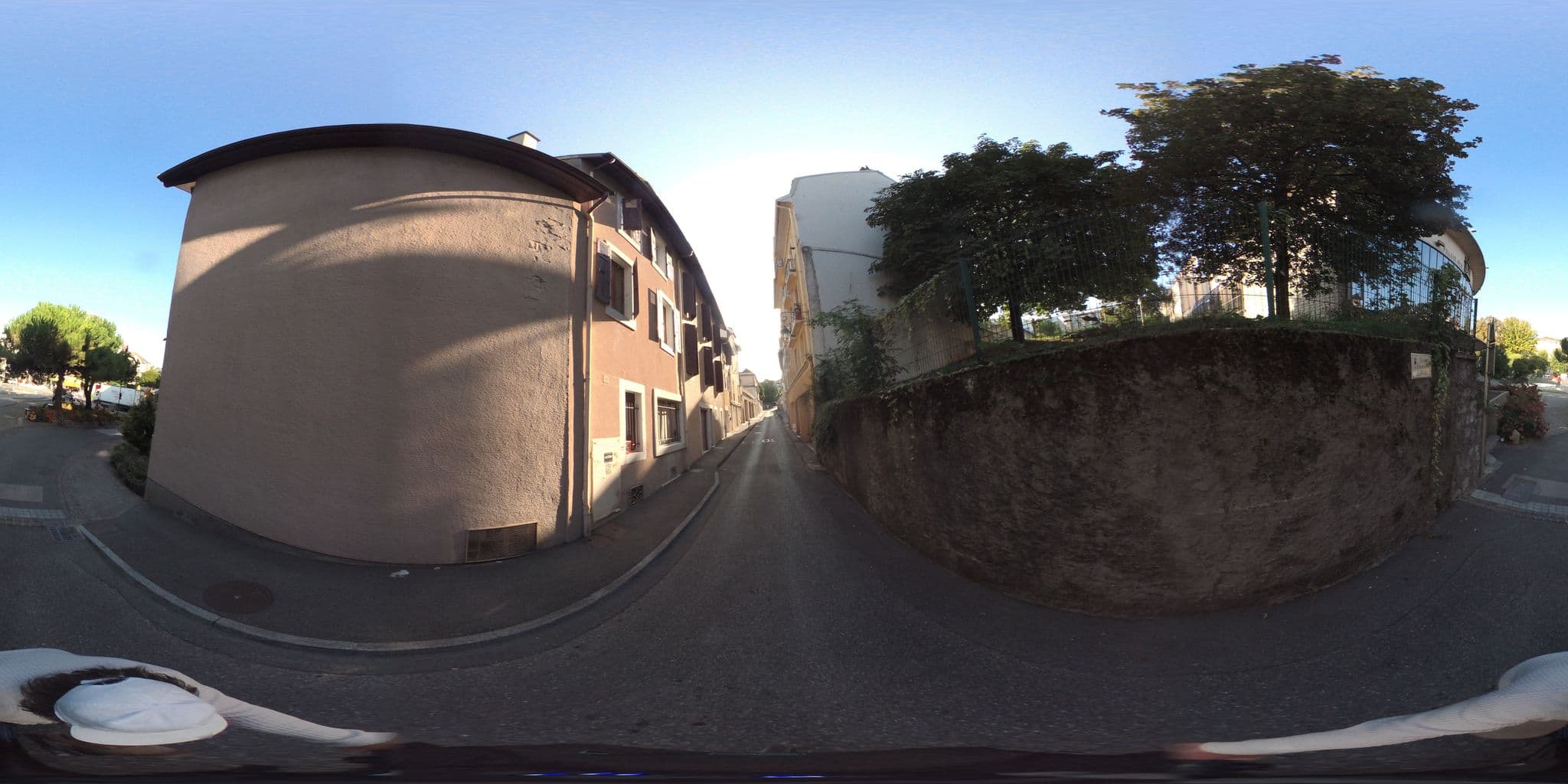 Street view near Hotel Bourgogne, Évian-les-Bains — © geovelo (CC BY-SA · Mapillary)
