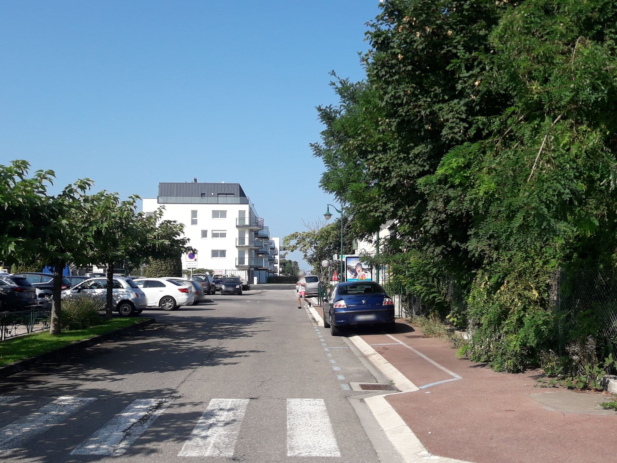 Street view near Hôtel le Terminus, Évian-les-Bains — © bodo3 (CC BY-SA · Mapillary)