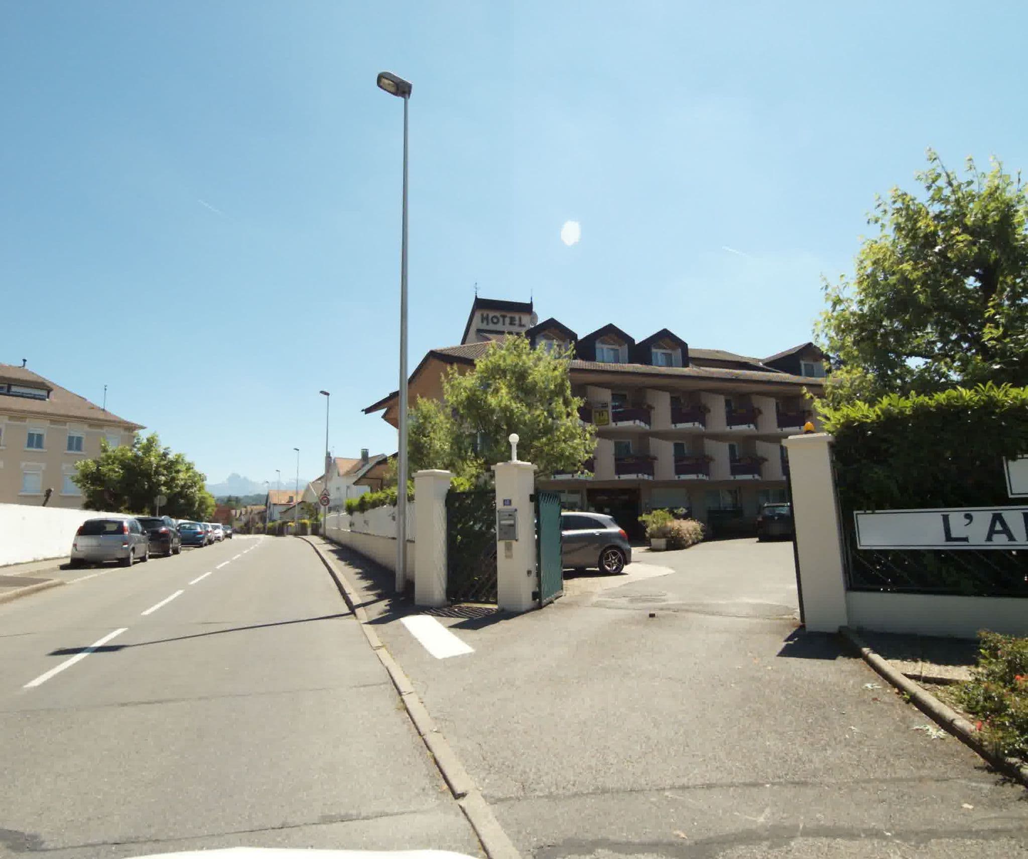 Street view near The Originals City, Hôtel L'Arc-En-Ciel, Thonon-les-Bains (Inter-Hotel), Thonon-les-Bains — © sogefi (CC BY-SA · Mapillary)