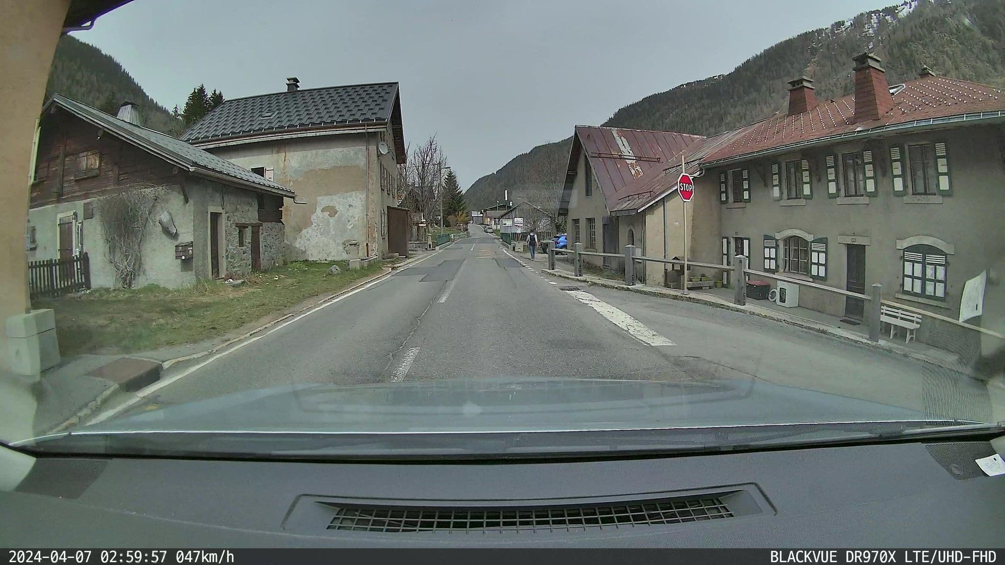 Street view near Les Aiguilles Rouges, Chamonix-Mont-Blanc — © ordinatous (CC BY-SA · Mapillary)