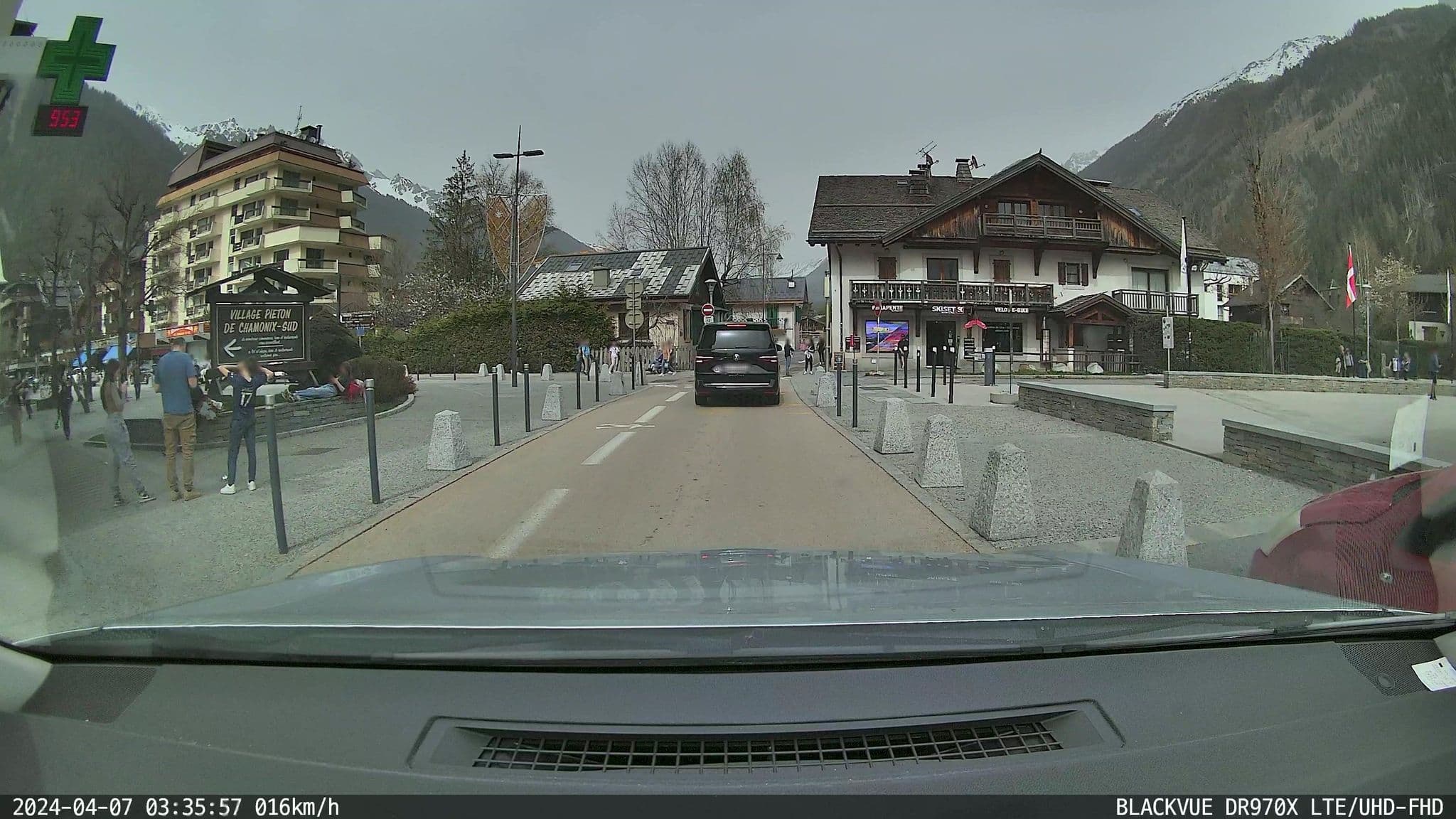 Street view near Torr apartment, Chamonix-Mont-Blanc — © ordinatous (CC BY-SA · Mapillary)