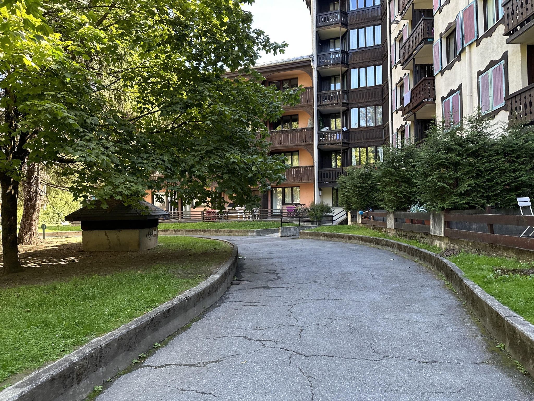 Street view near Appartements les Jonquilles, Chamonix-Mont-Blanc — © schmittsfn (CC BY-SA · Mapillary)