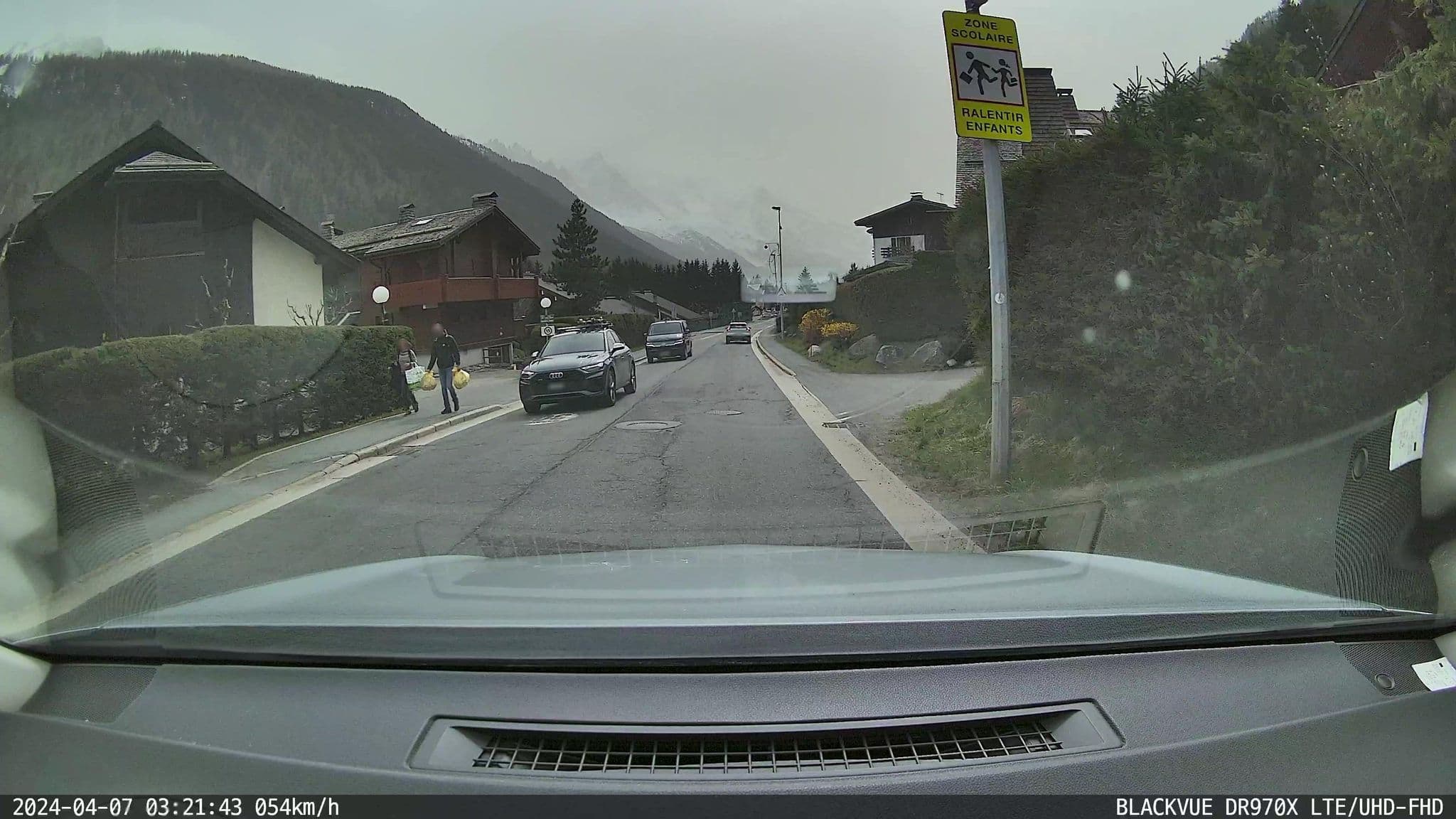 Street view near Yeti Lodge Chalets, Chamonix-Mont-Blanc — © ordinatous (CC BY-SA · Mapillary)